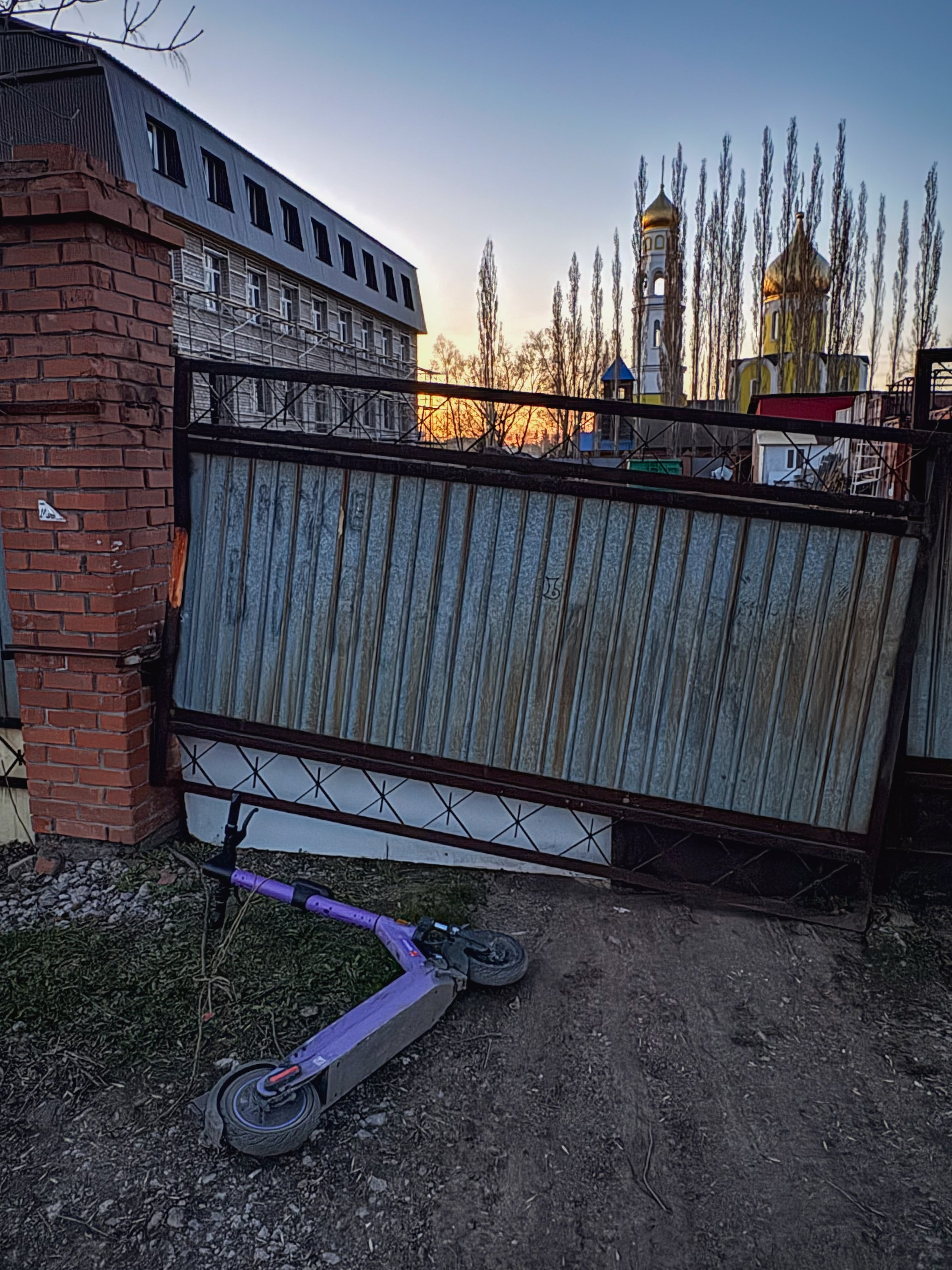 Самокат лежит на фоне храма