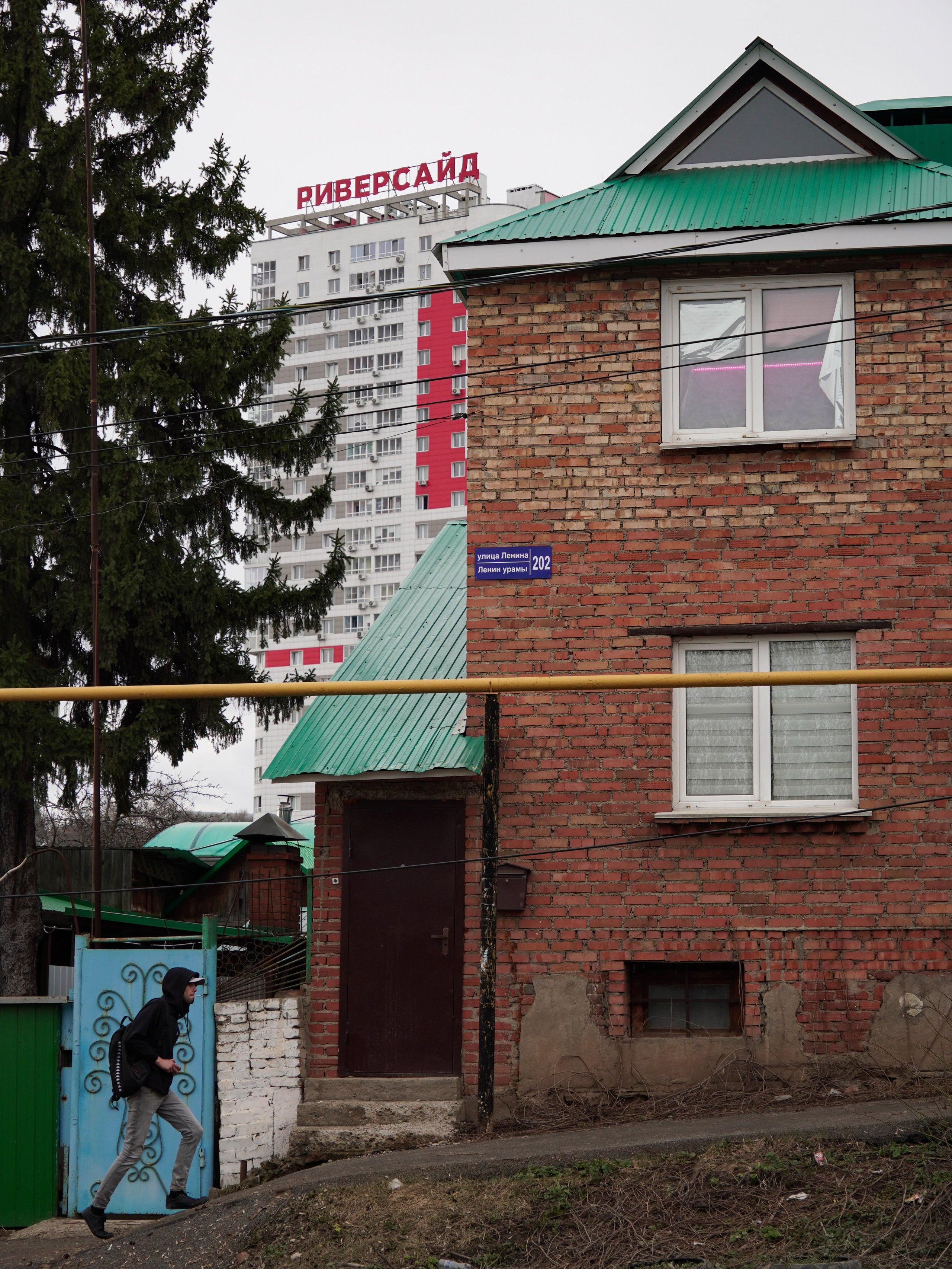 Парня бежит по холму в Уфе