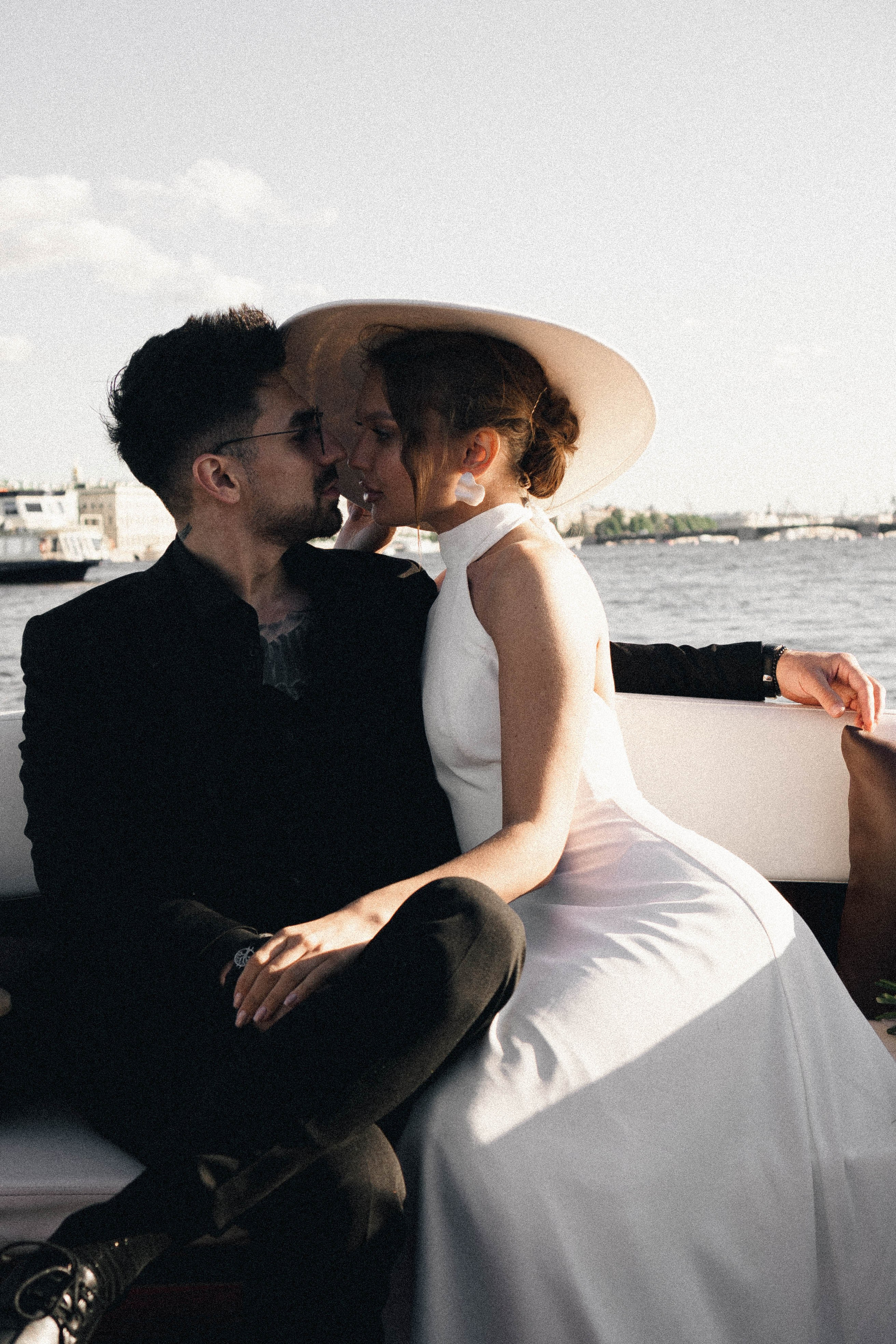 СВАДЕНБНАЯ СЬЕМКА НА КАТЕРЕ ПО КАНАЛАМ САНКТ-ПЕТЕРБУРГА И В АКВАТОРИИ НЕВЫ. Профессиональный фотограф, Санкт-Петербург — Виктория Богомолова