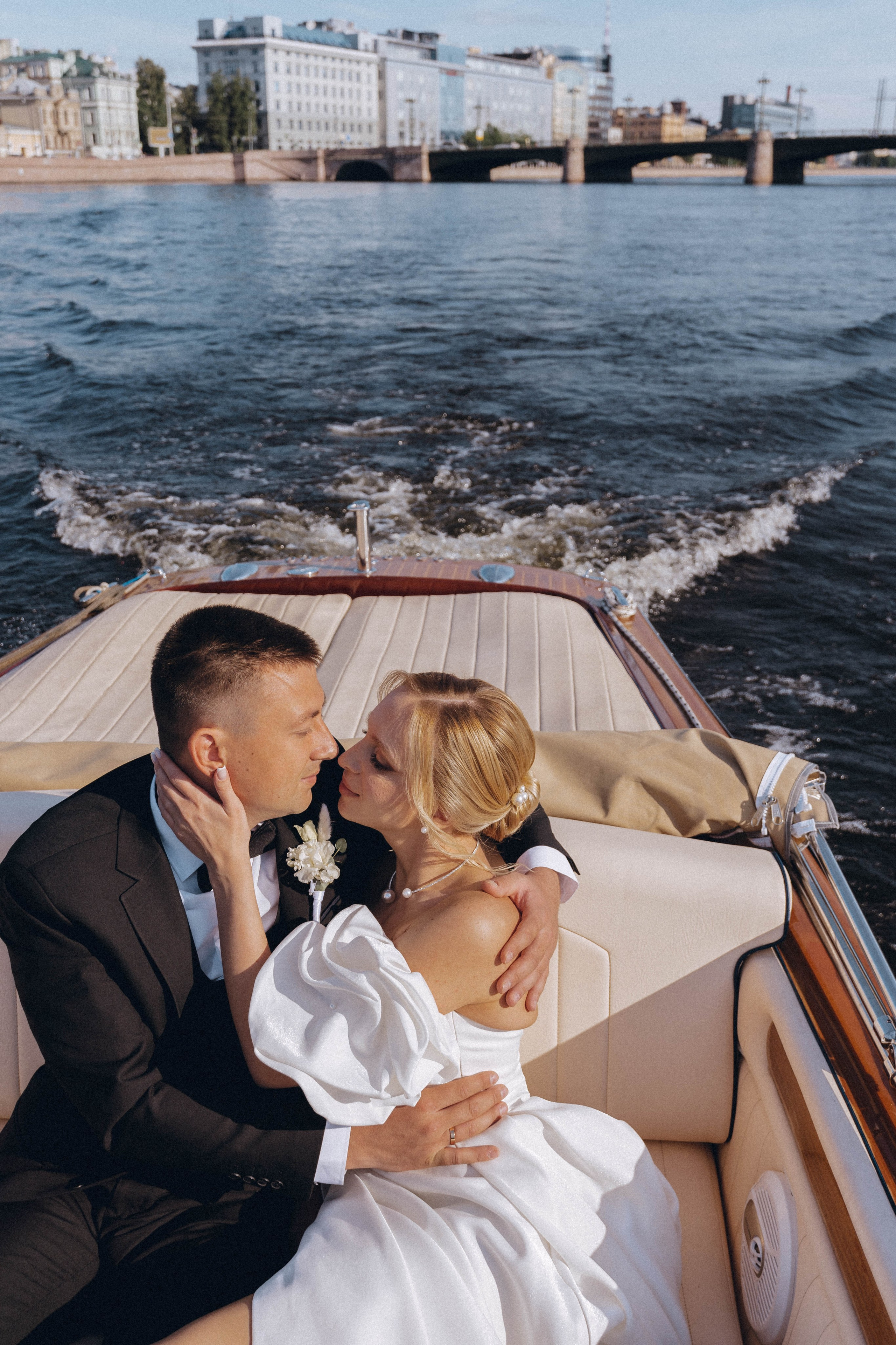 СВАДЕНБНАЯ СЬЕМКА НА КАТЕРЕ ПО КАНАЛАМ САНКТ-ПЕТЕРБУРГА И В АКВАТОРИИ НЕВЫ. Профессиональный фотограф, Санкт-Петербург — Виктория Богомолова