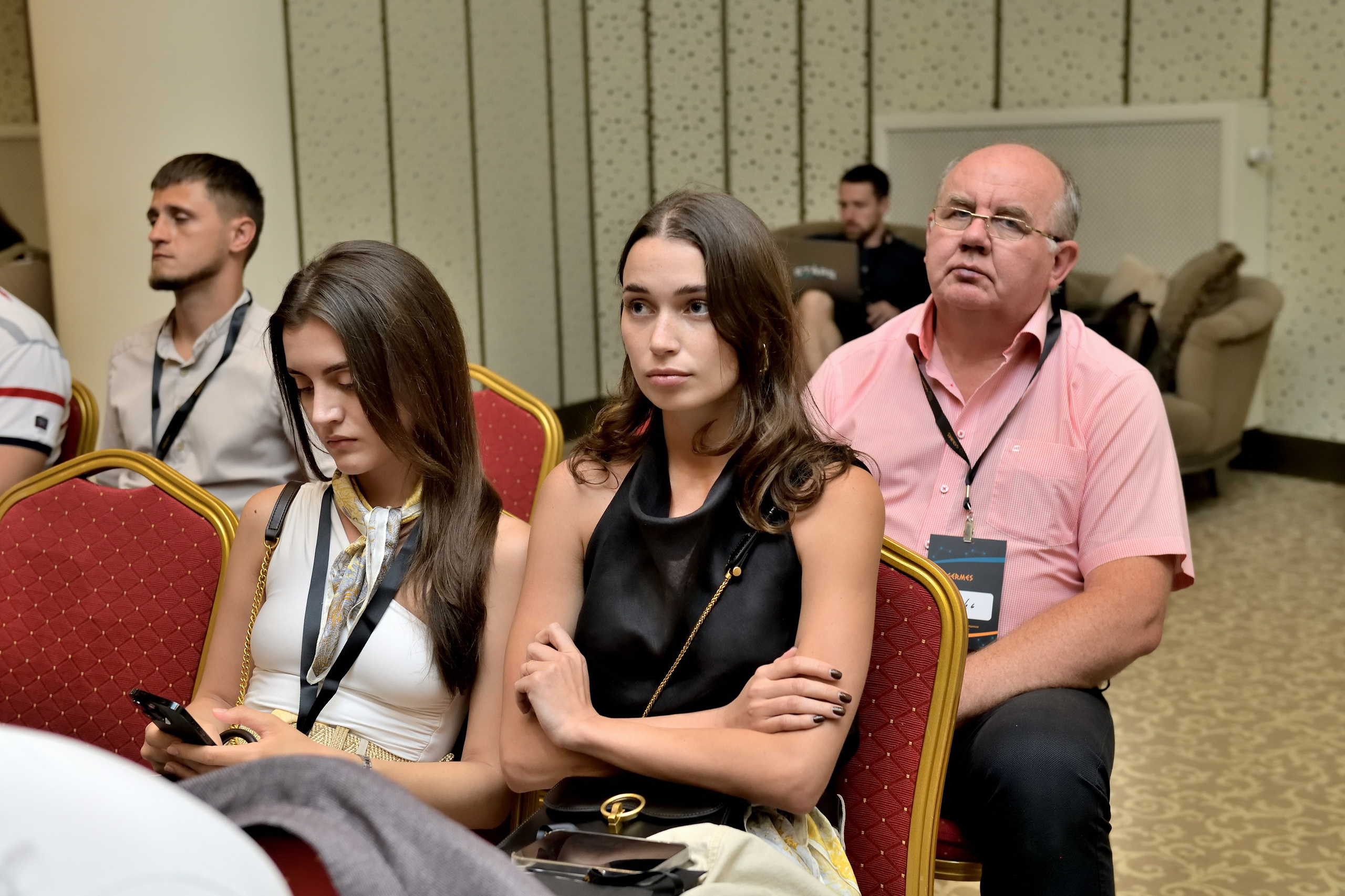 "Красивая девушка на заседании".