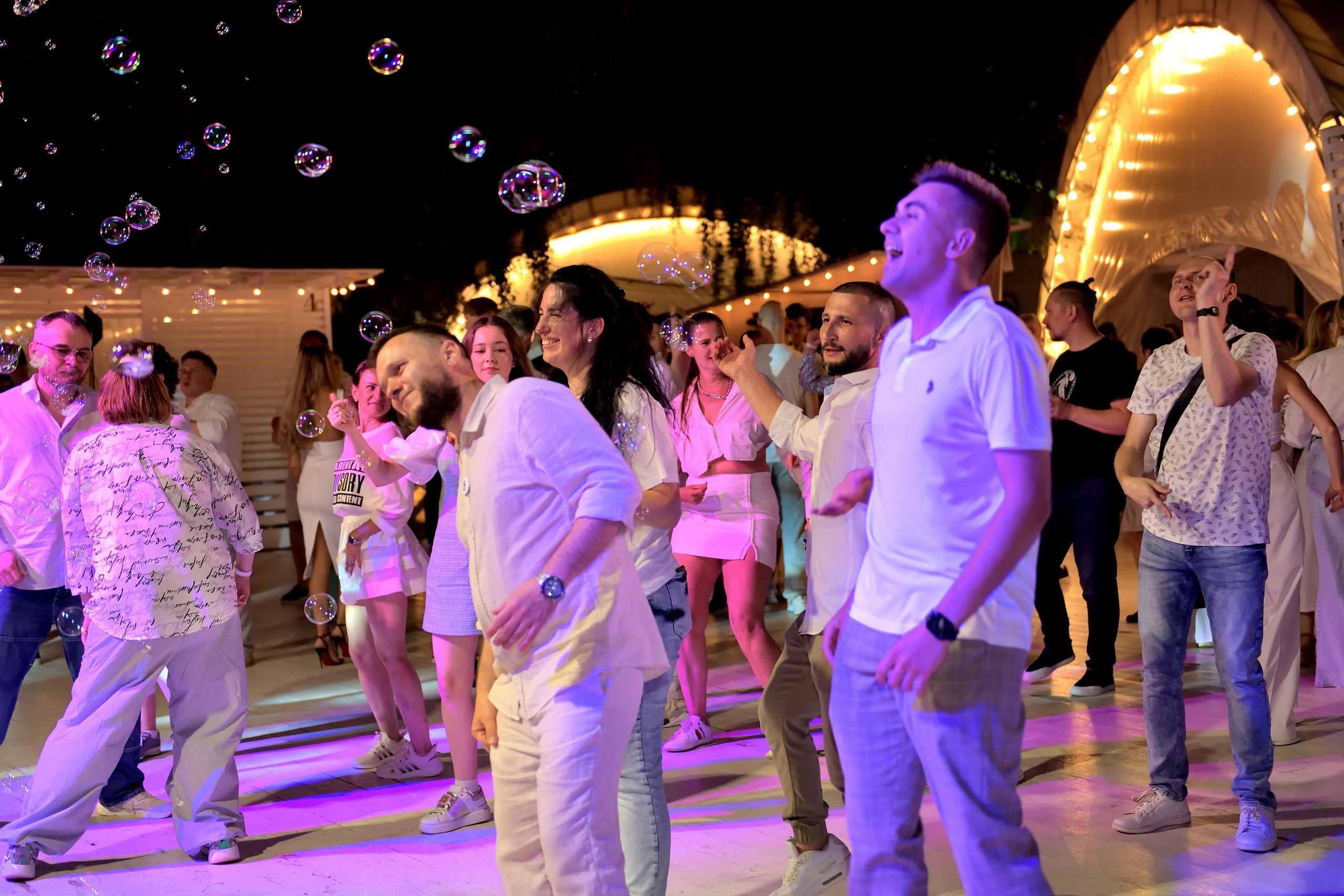 "Вечеринка в белом в парке "Березы" в Москве".