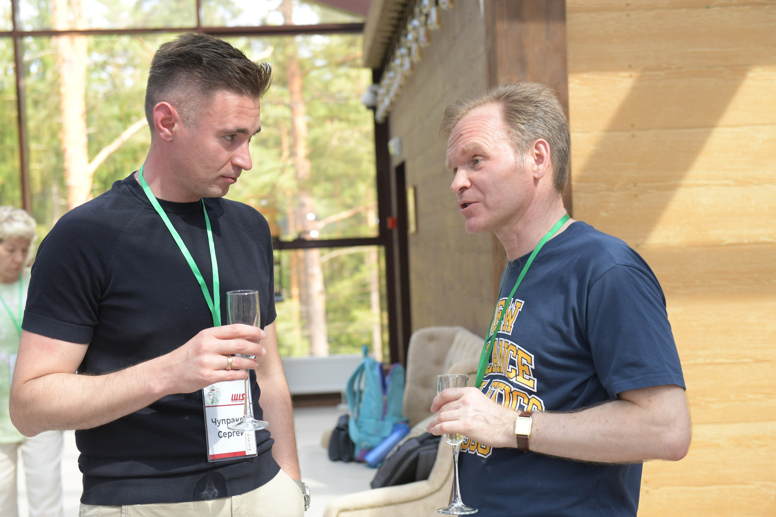 "Корпоративные клиенты обсуждают на встрече".