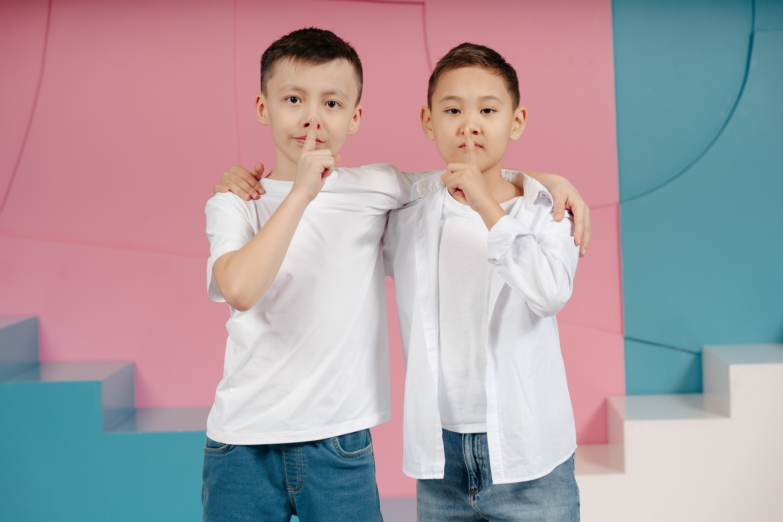 По двое. Выпускные альбомы в Нур-Султане (Астана) и по всему Казахстану