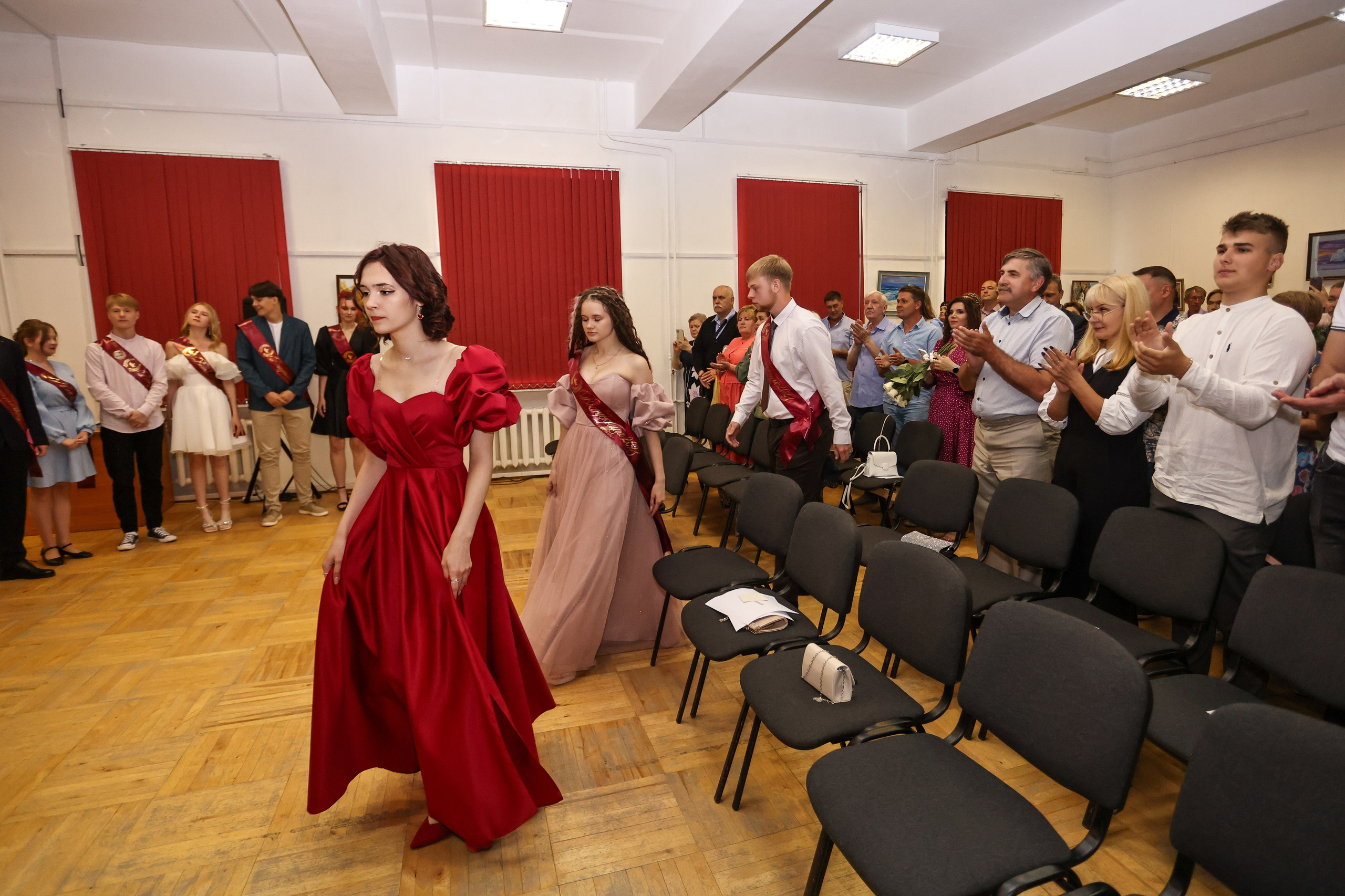 Вручение аттестатов. Школа № 7, выпускники 11 класса 2023 г. Студия выпускных альбомов Остров