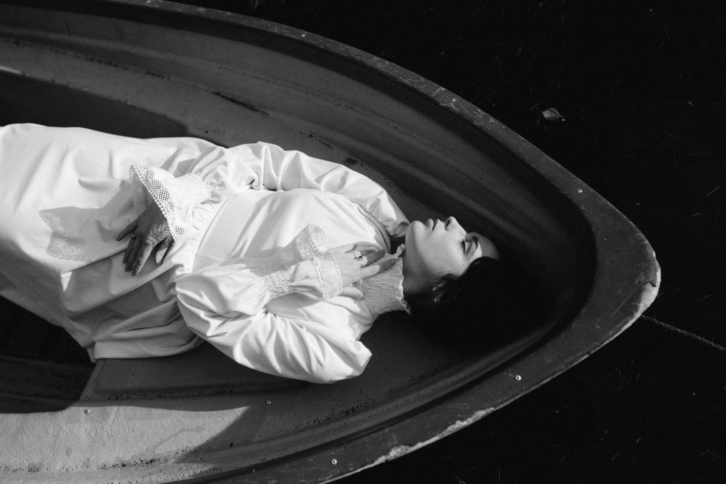 Черно-белый портрет девушки в лодке