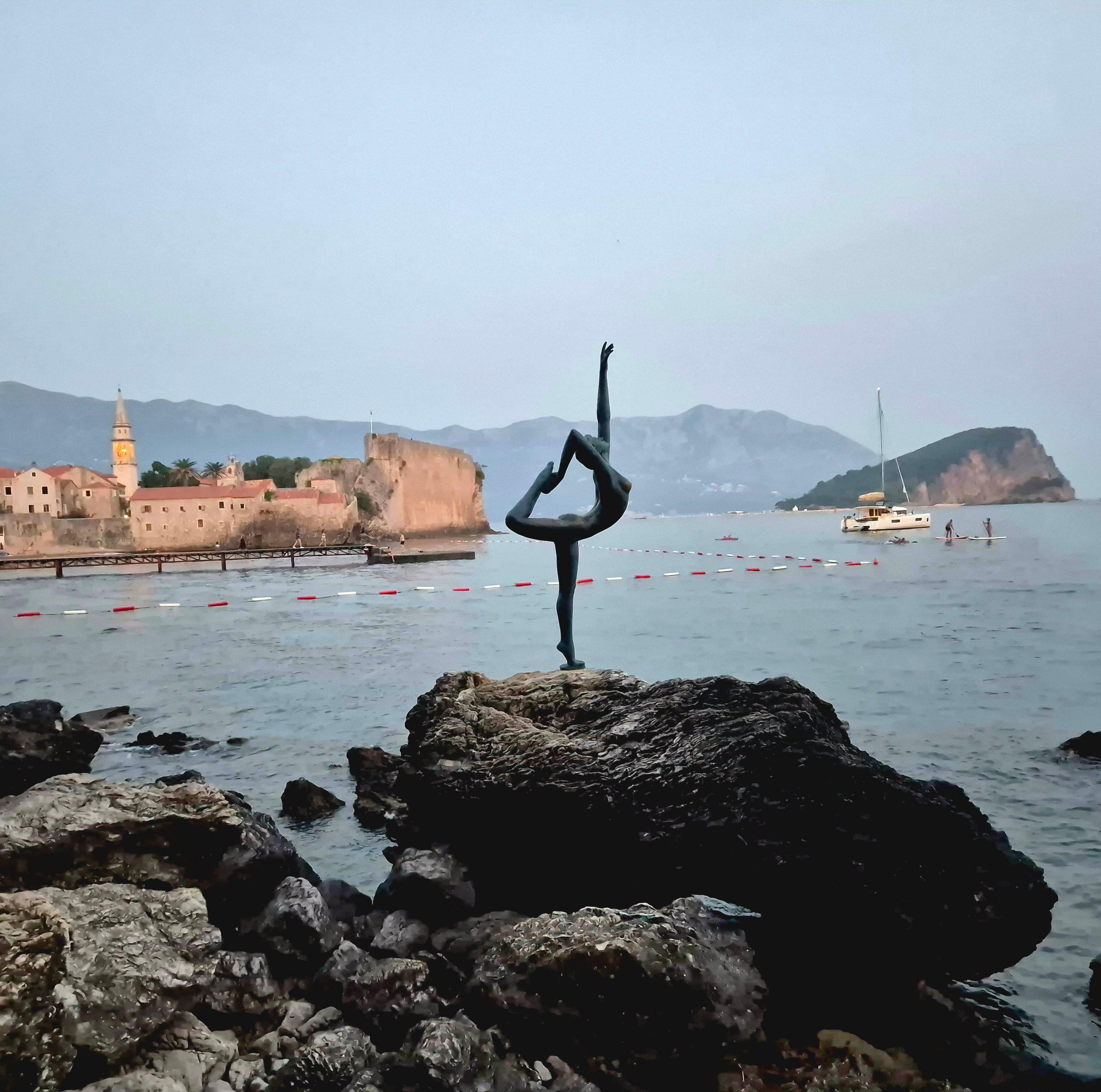 Символ города - девочка-балерина. На самом деле это Ольга Каливода, легкоатлетка, бегун на дистанцию 80 м с препятствиями. Ее запечатлел скульптор Градимир Алексич в 1962 г, когда ей было 14 лет. Статуя появилась на этом месте в 1965 г.