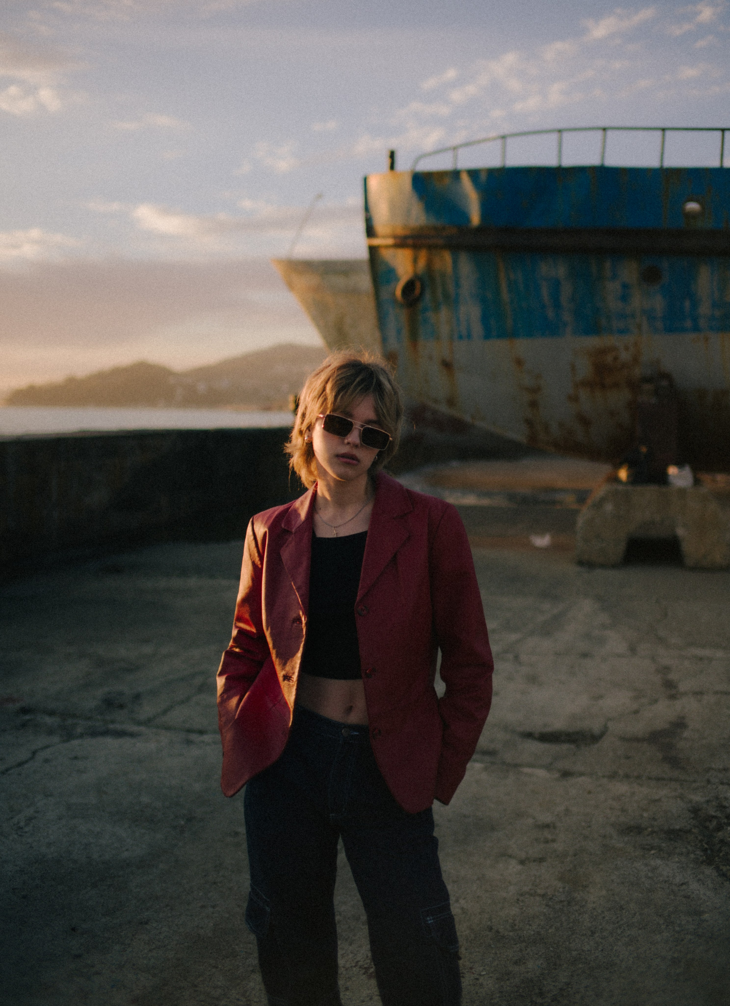 Вика среди заброшенных кораблей. Главная