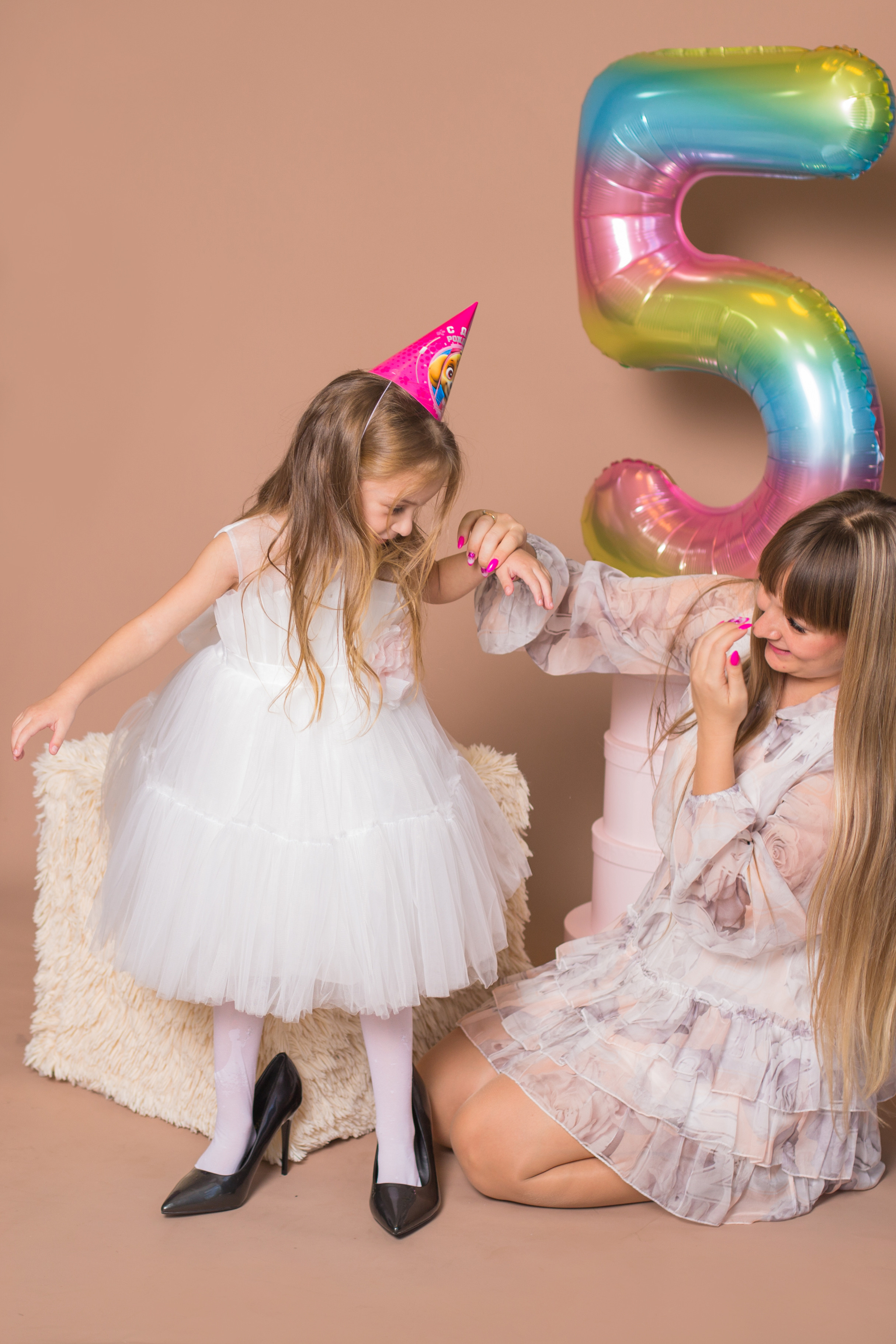 девочка примеряет мамины туфли