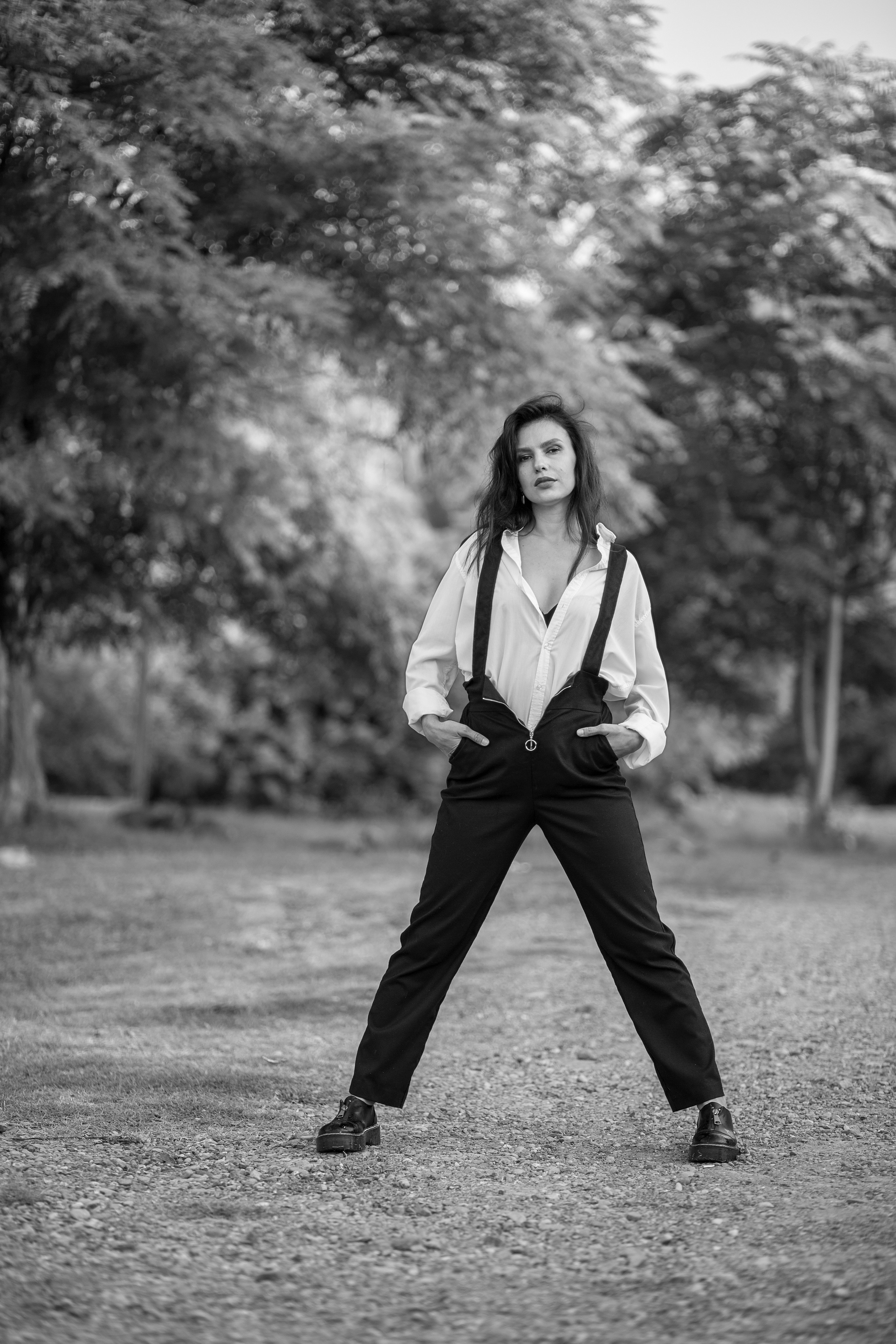 девушка стоит на природе в рубашке 