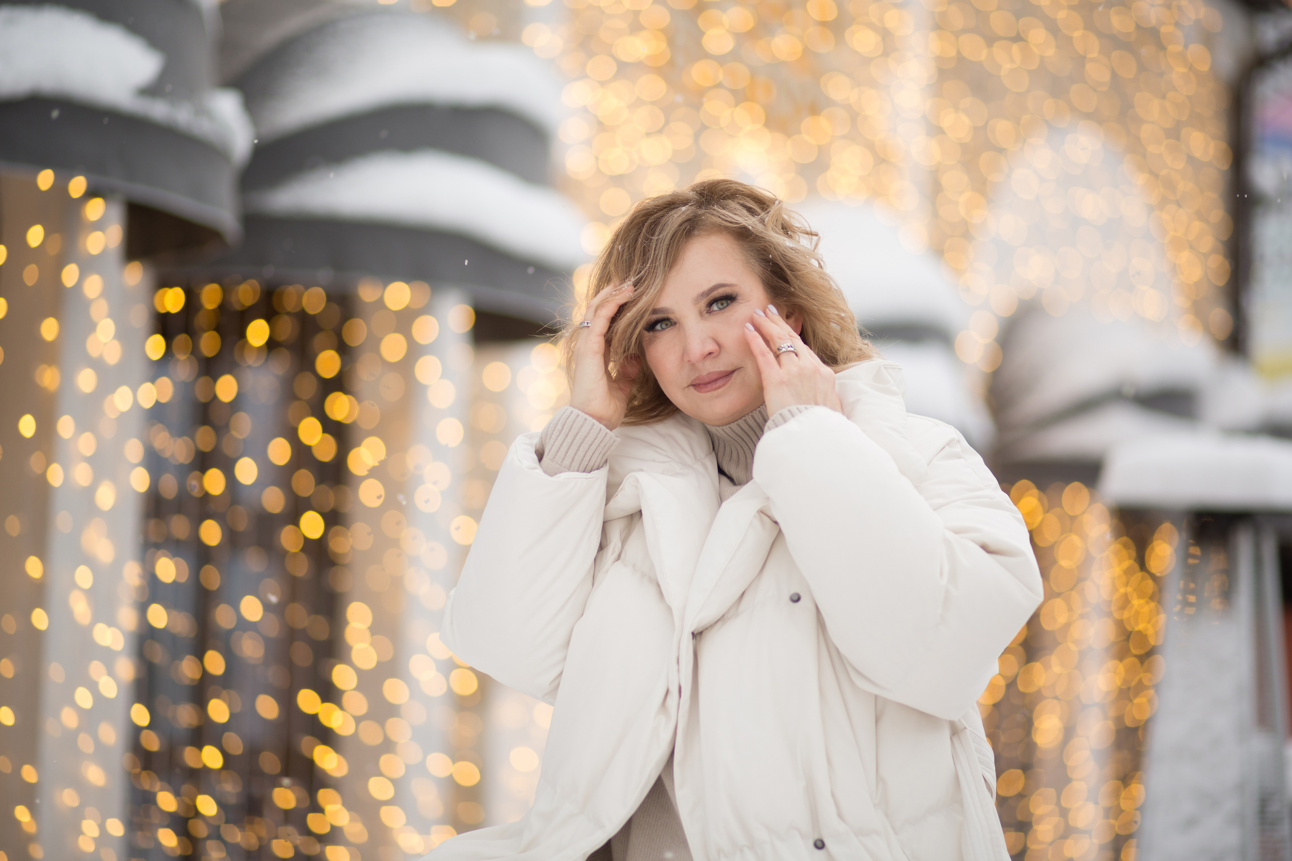 радостная женщина в пуховике зимой 