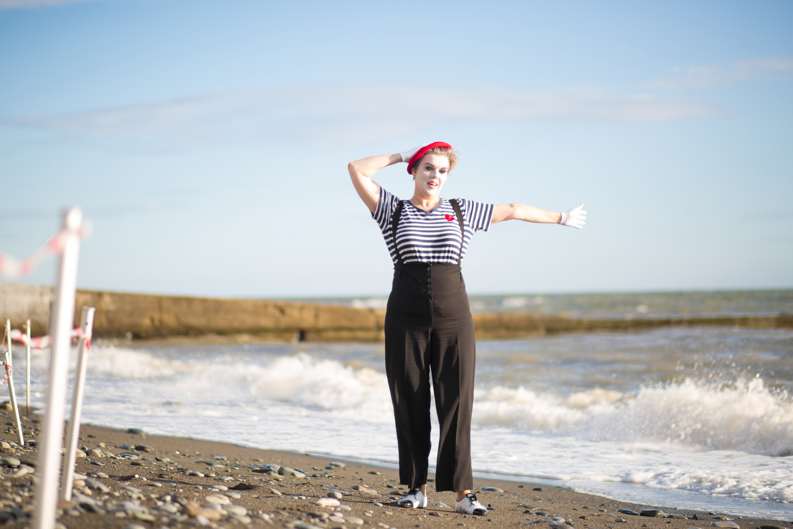 мим женщина на море в шторм