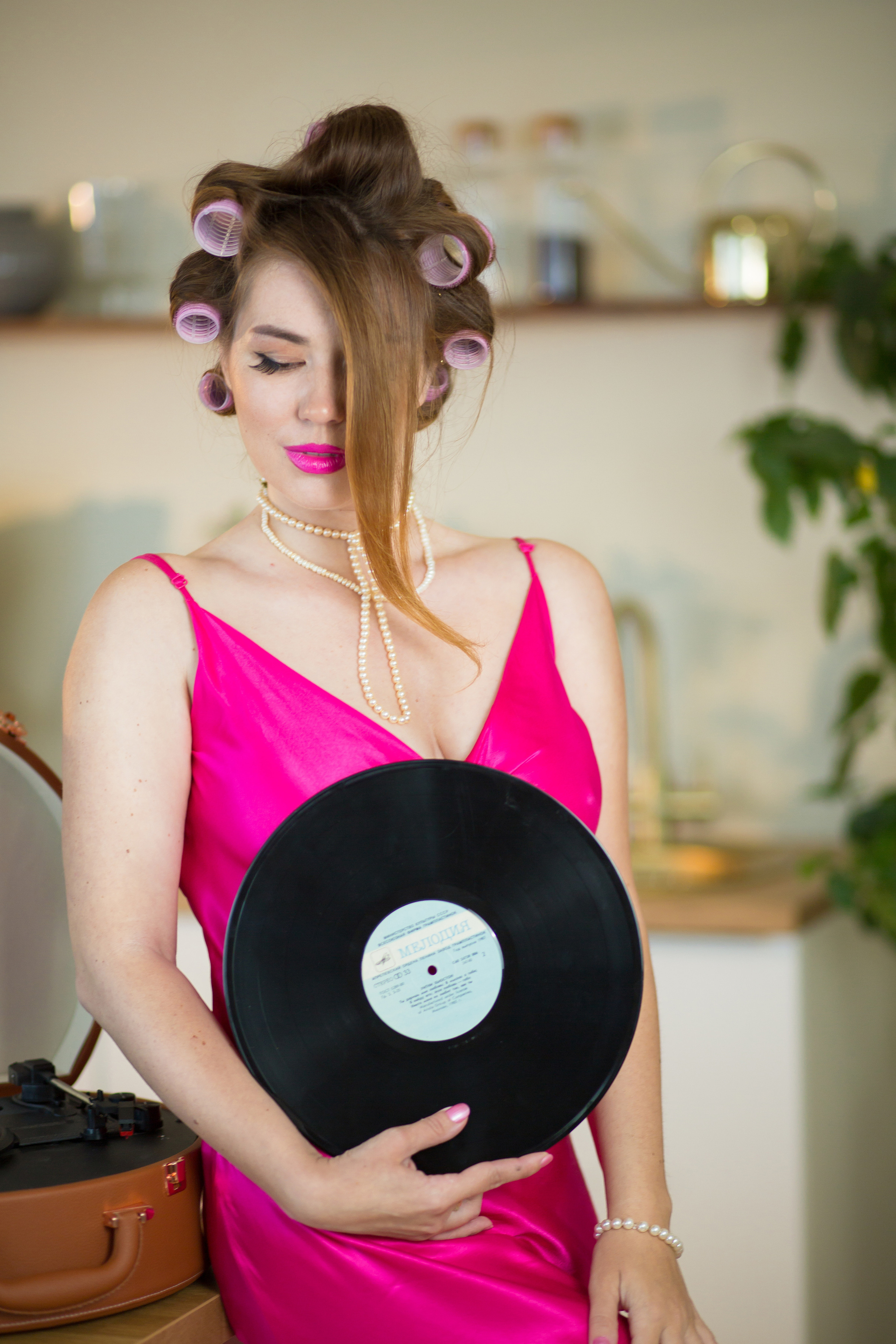 девушка с пластинкой в розовом платье