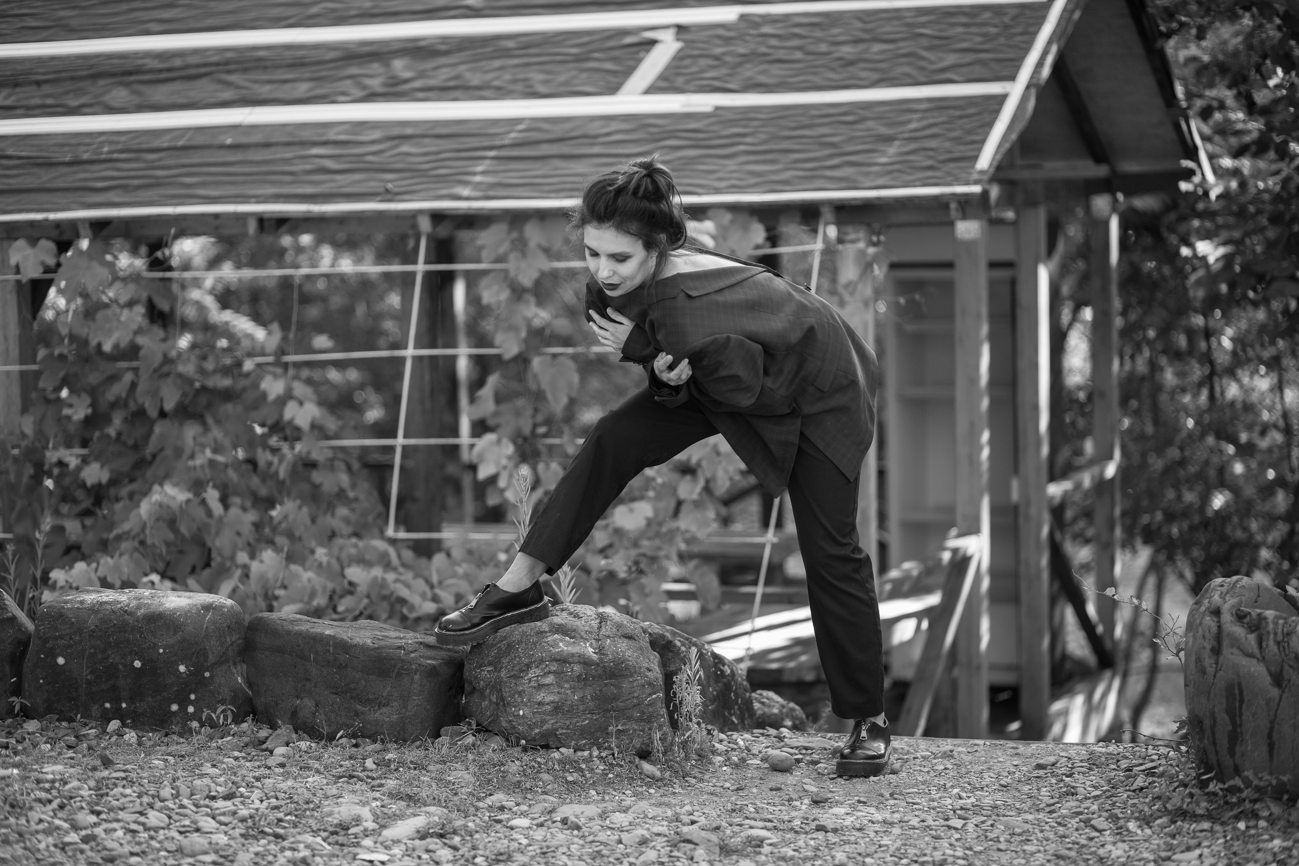 девушка стоит в пиджаке на природе