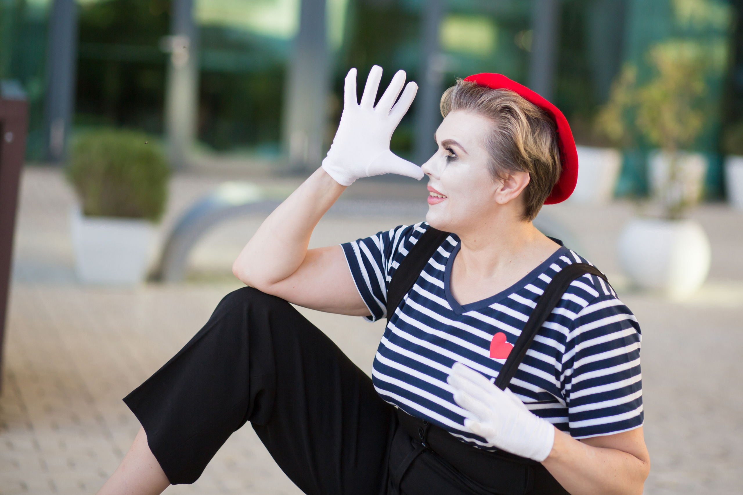 портрет мима, который корчит лицо