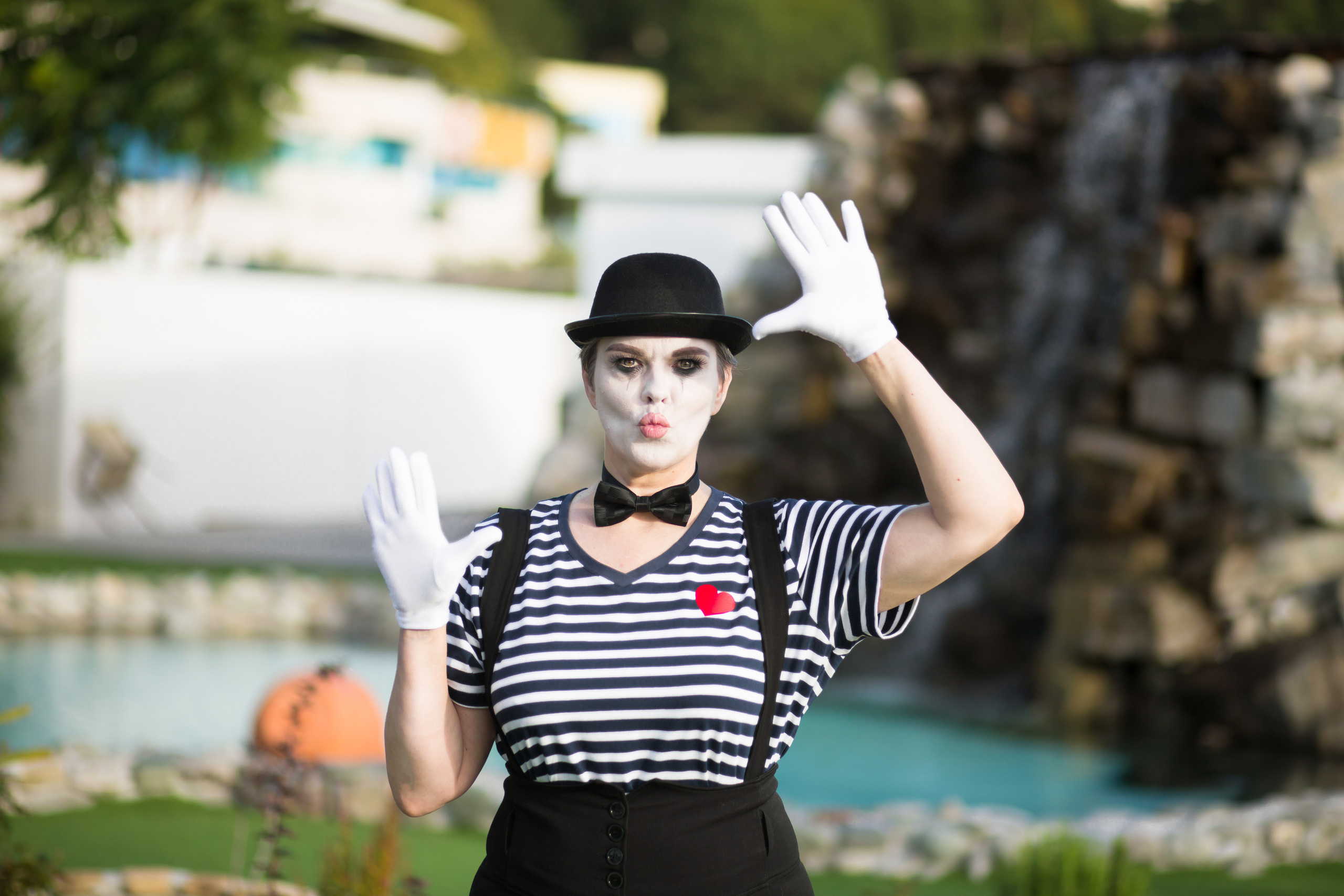 мим показывает руками 