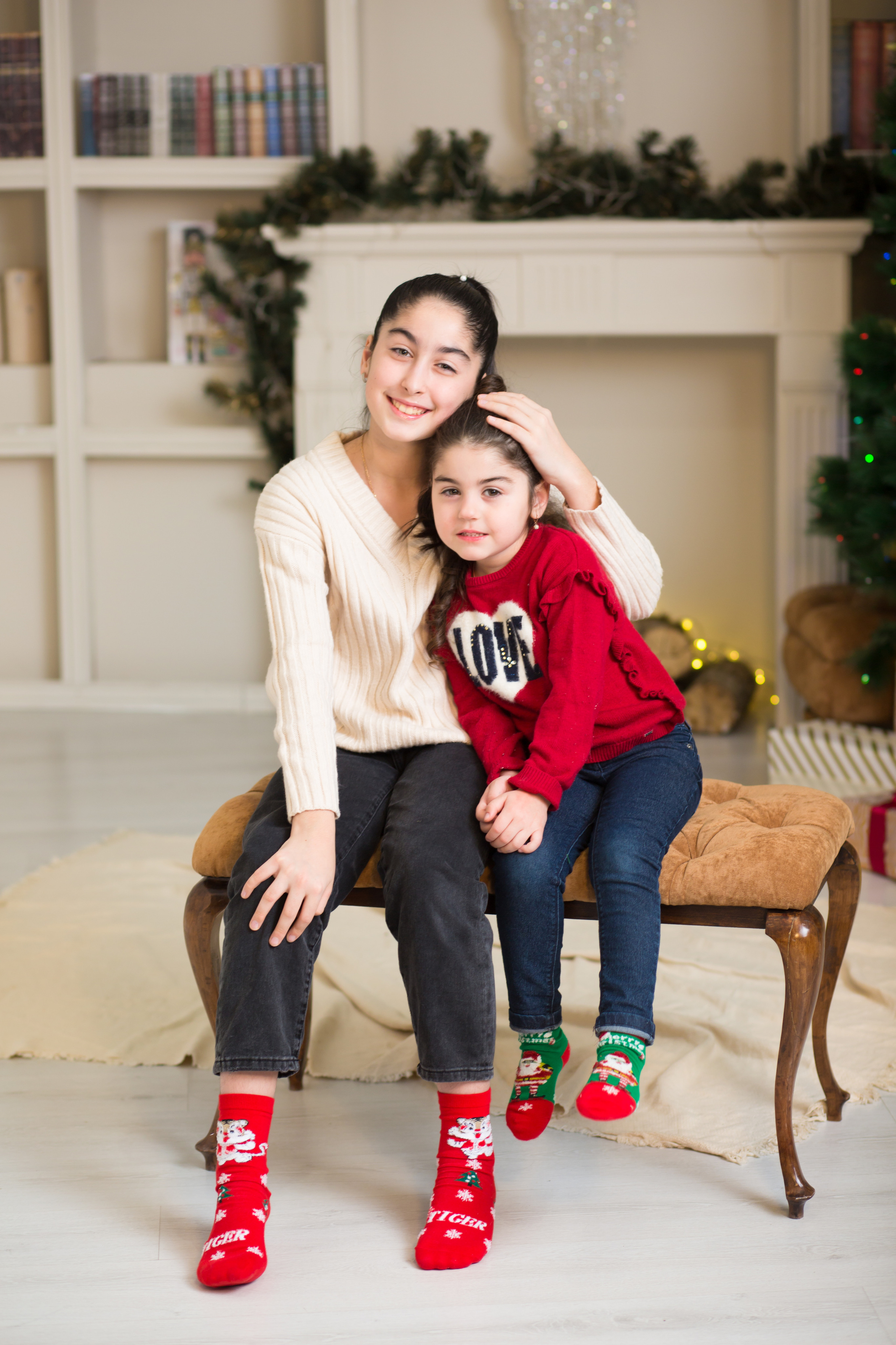 две сестры сидят на стуле