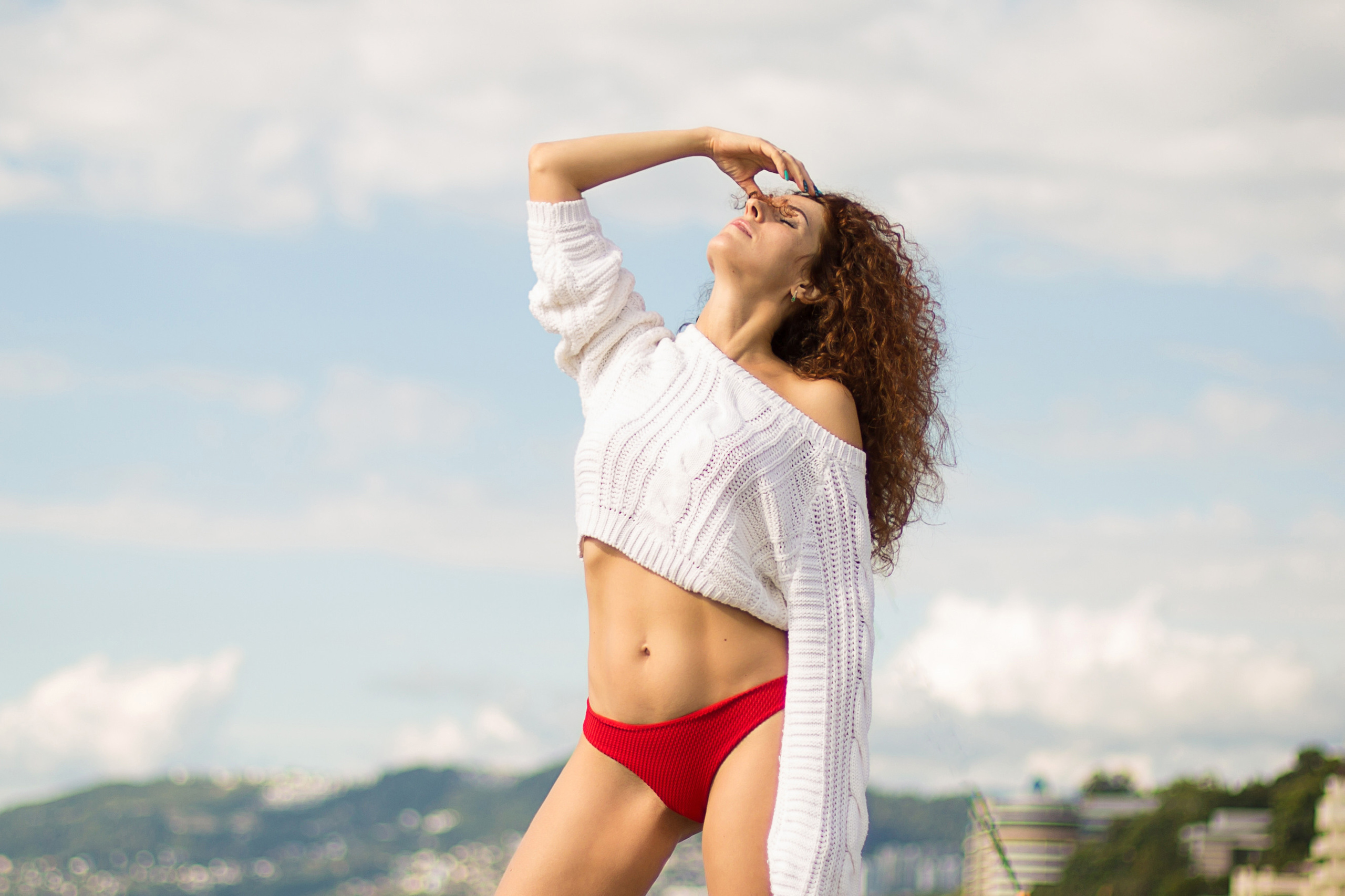 портрет девушки в купальнике и кофте на фоне моря