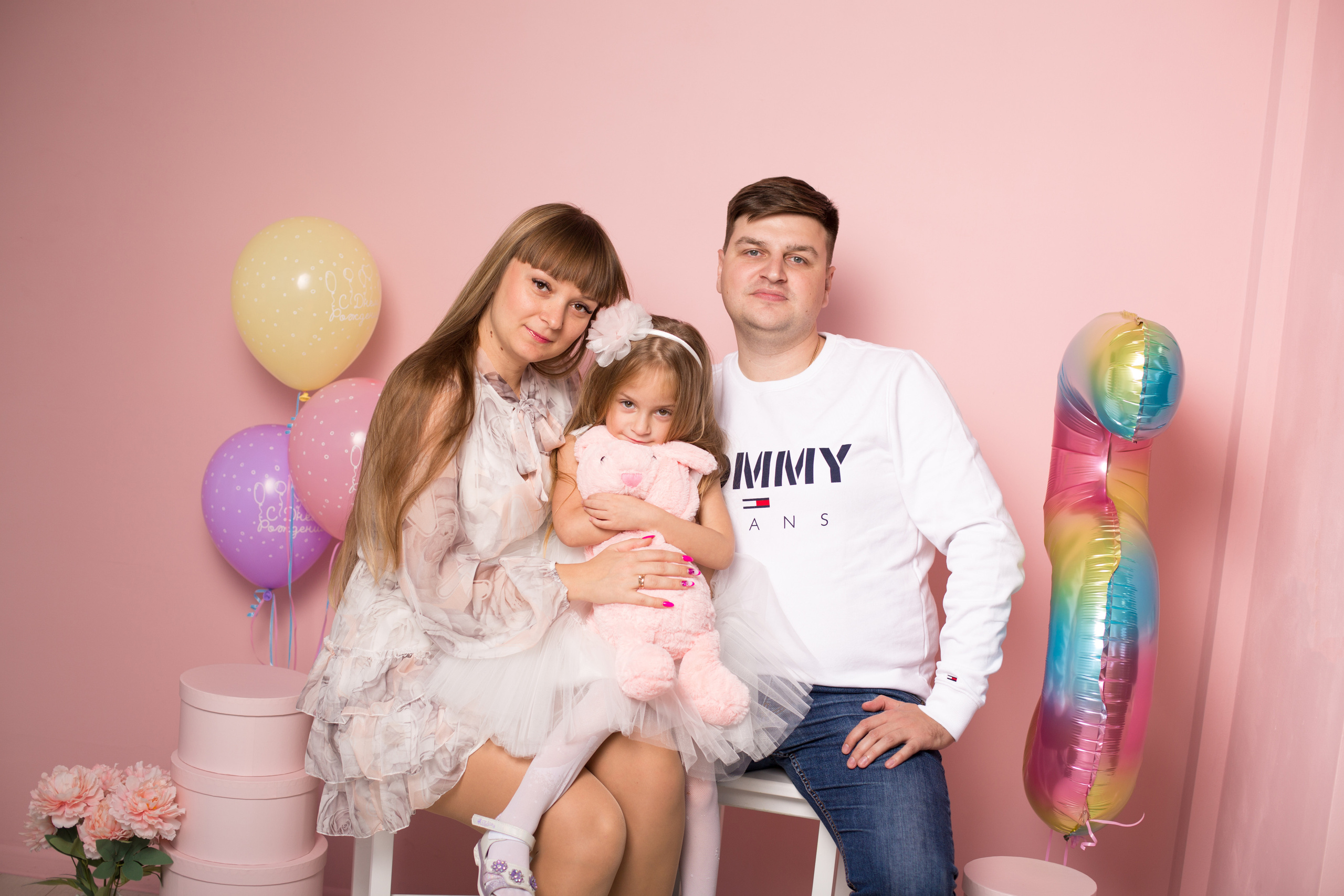 мама папа дочь сидят счастливые с шарами