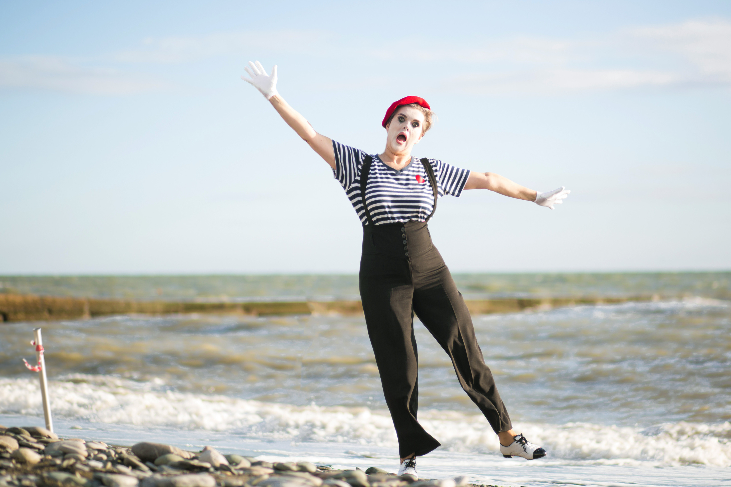 мим на море во время шторма