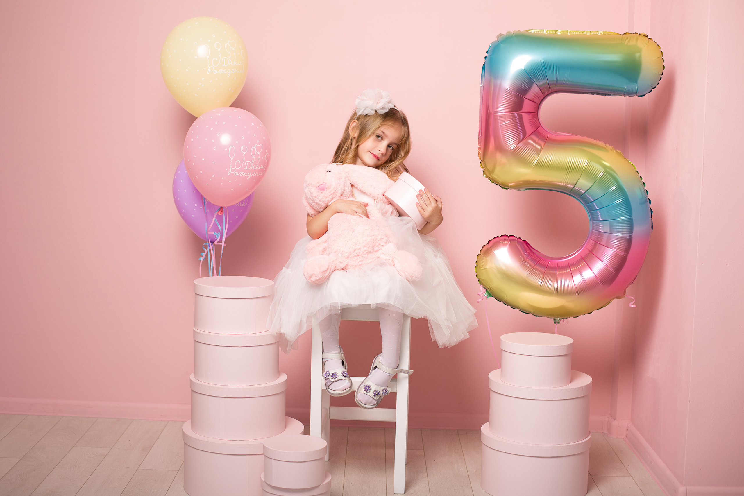 девочка с шариками и цифрой пять