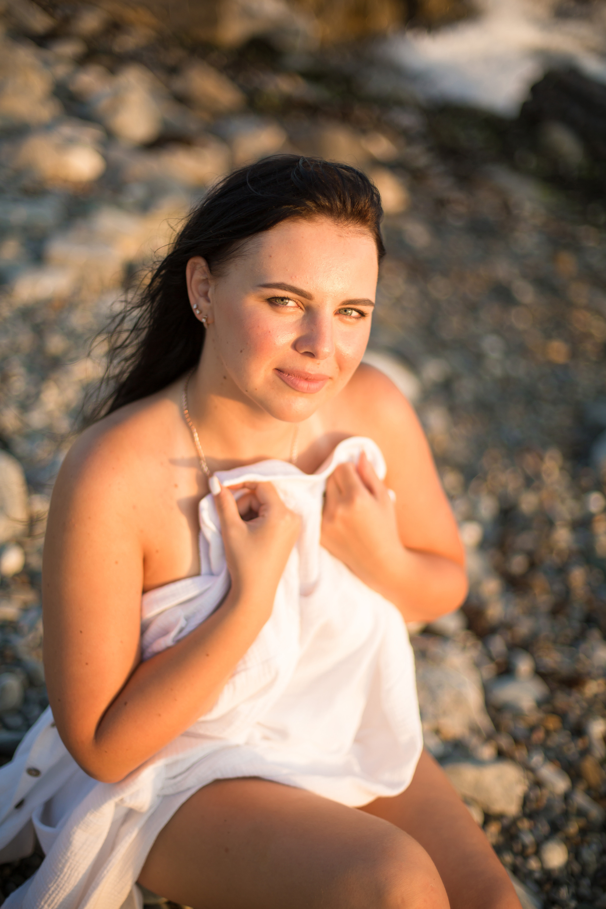 девушка счастливая сидит у моря