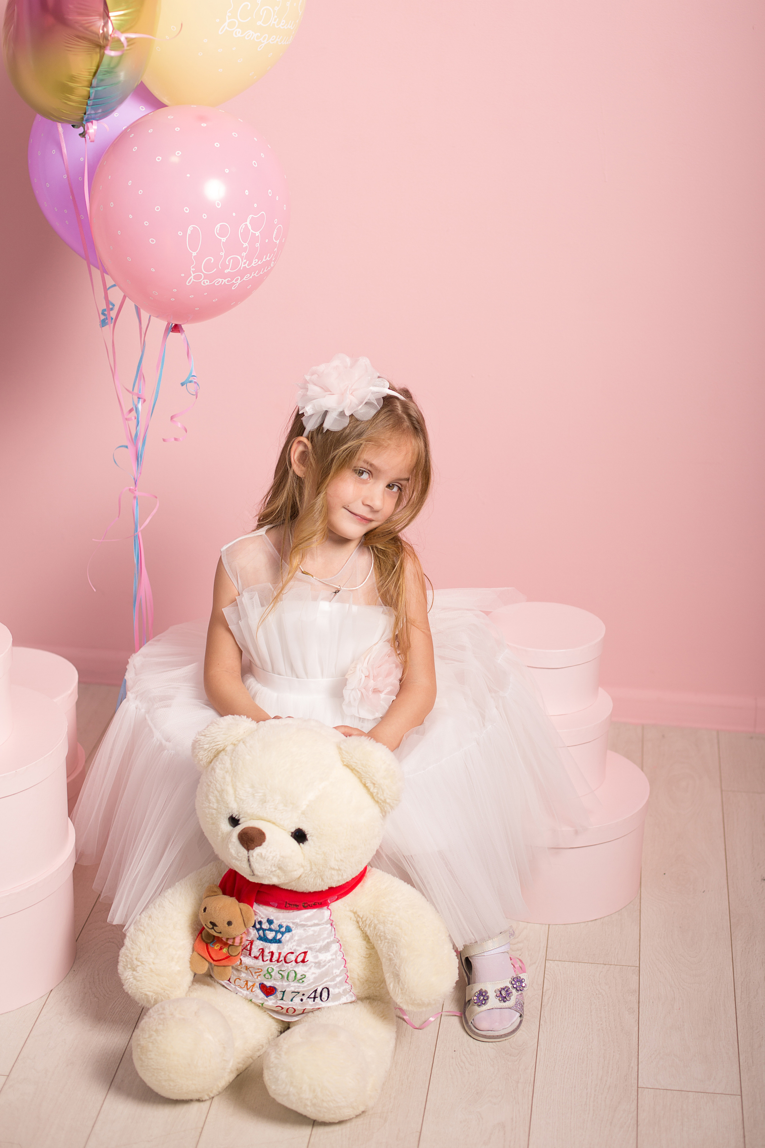 девочка с шариками и игрушкой