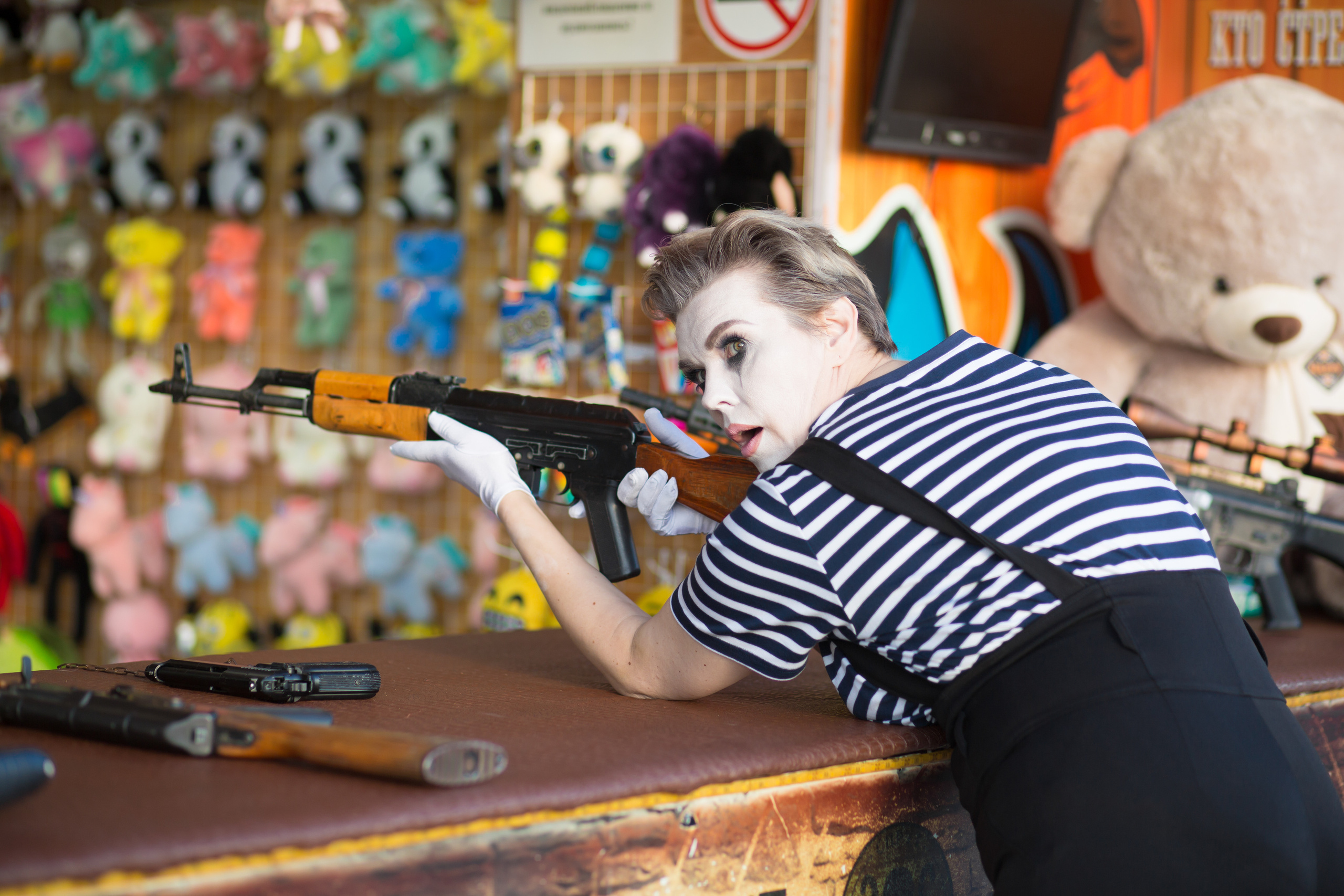 мим женщина в тире