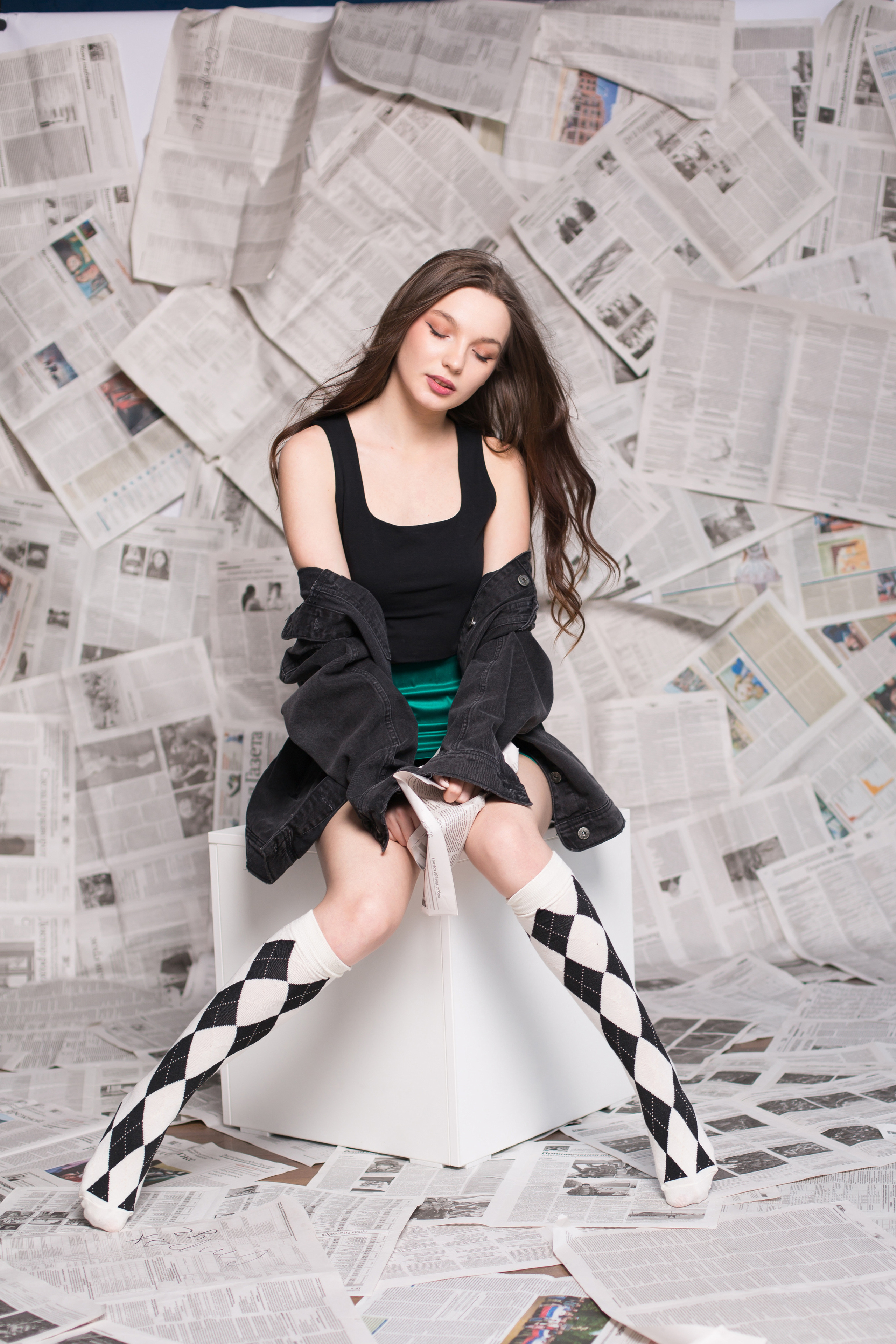 девушка в гольфах сидит на кубе