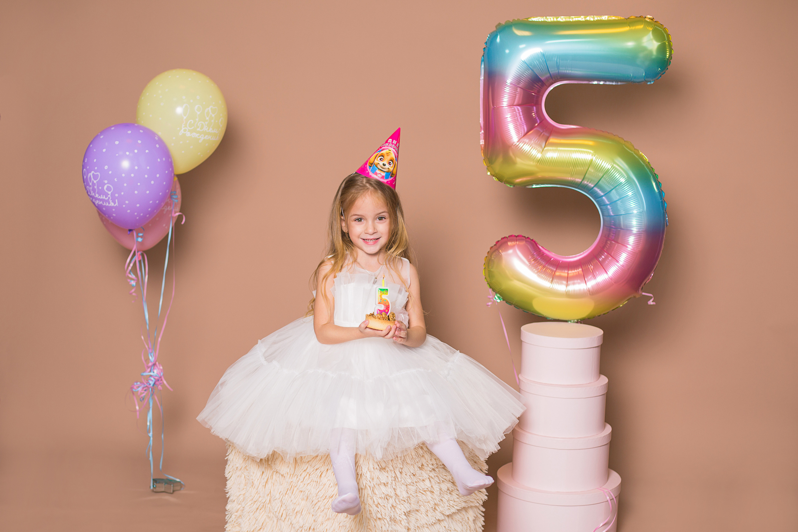 девочка с шарами и шаром цифрой пять