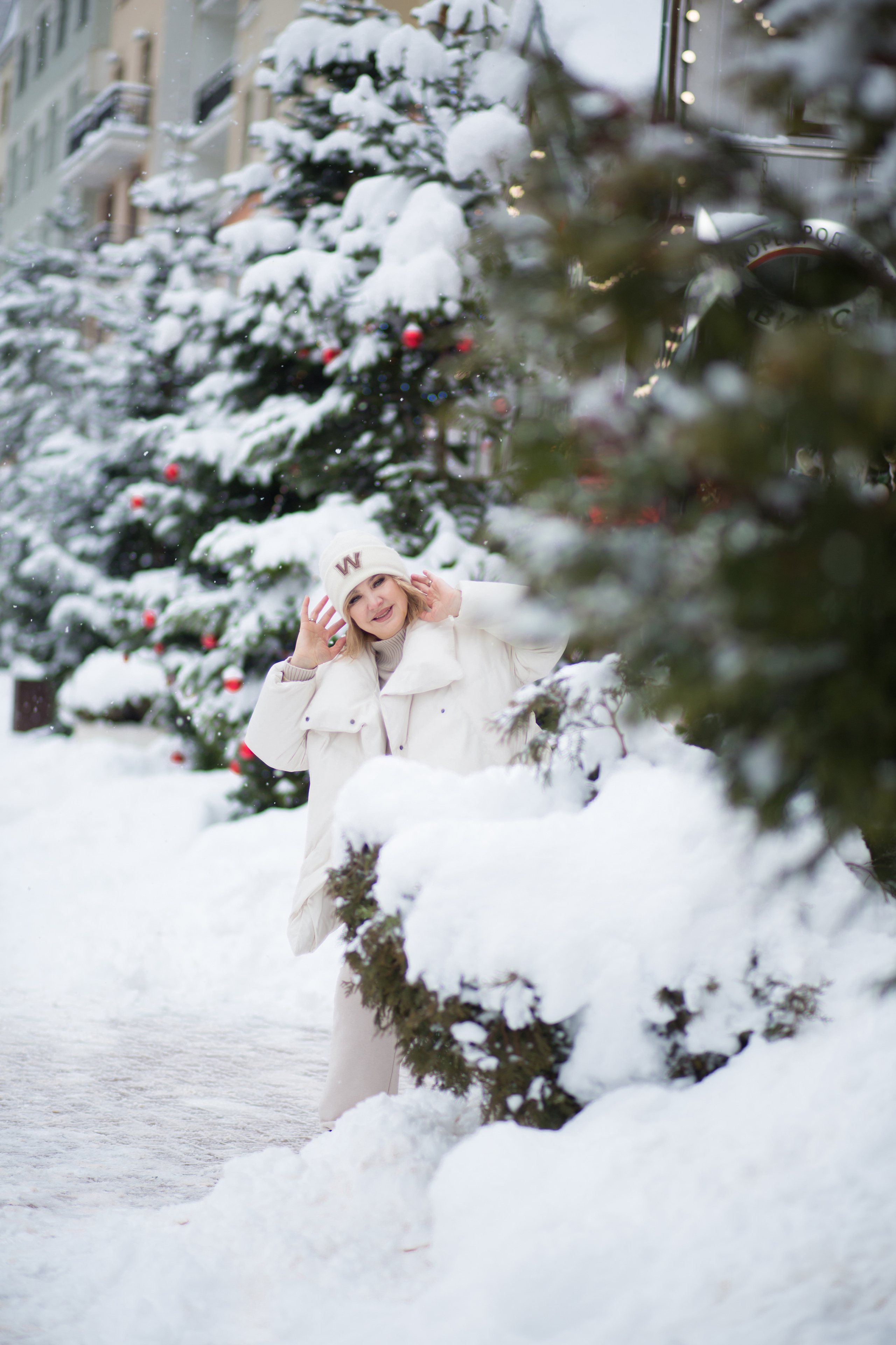 счастливая женщина стоит в снегу