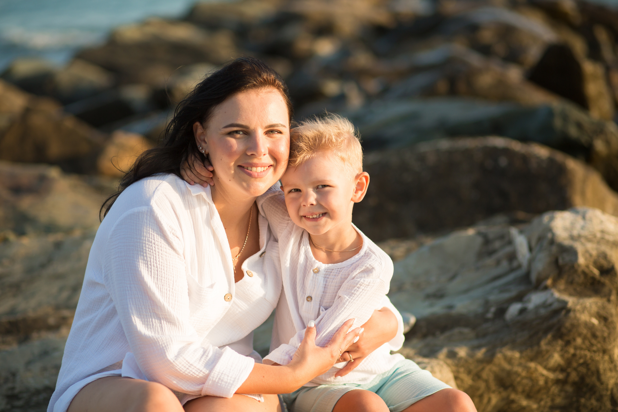 мамы и сын сидят обнявшись