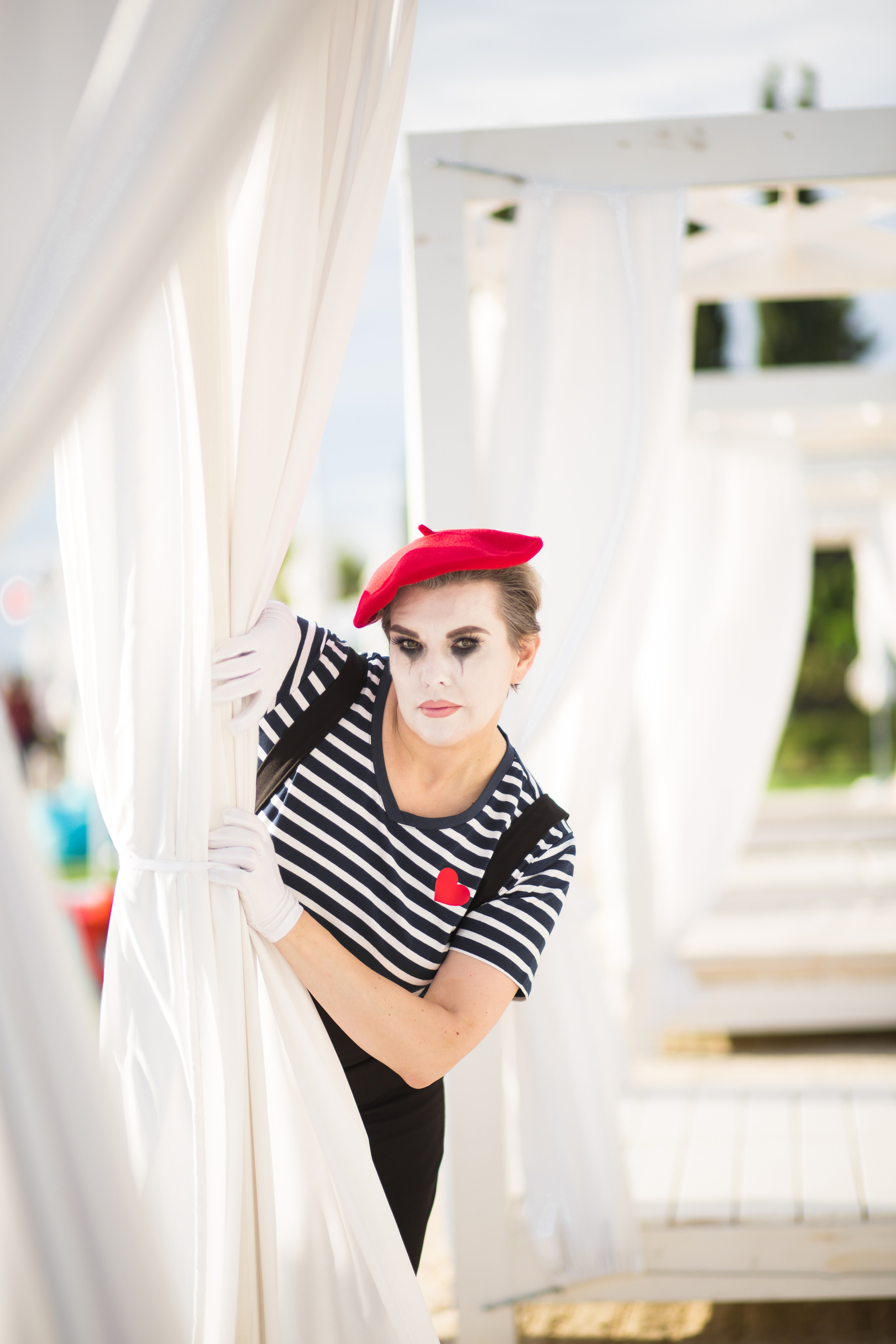 мим выглядывает из бунгало