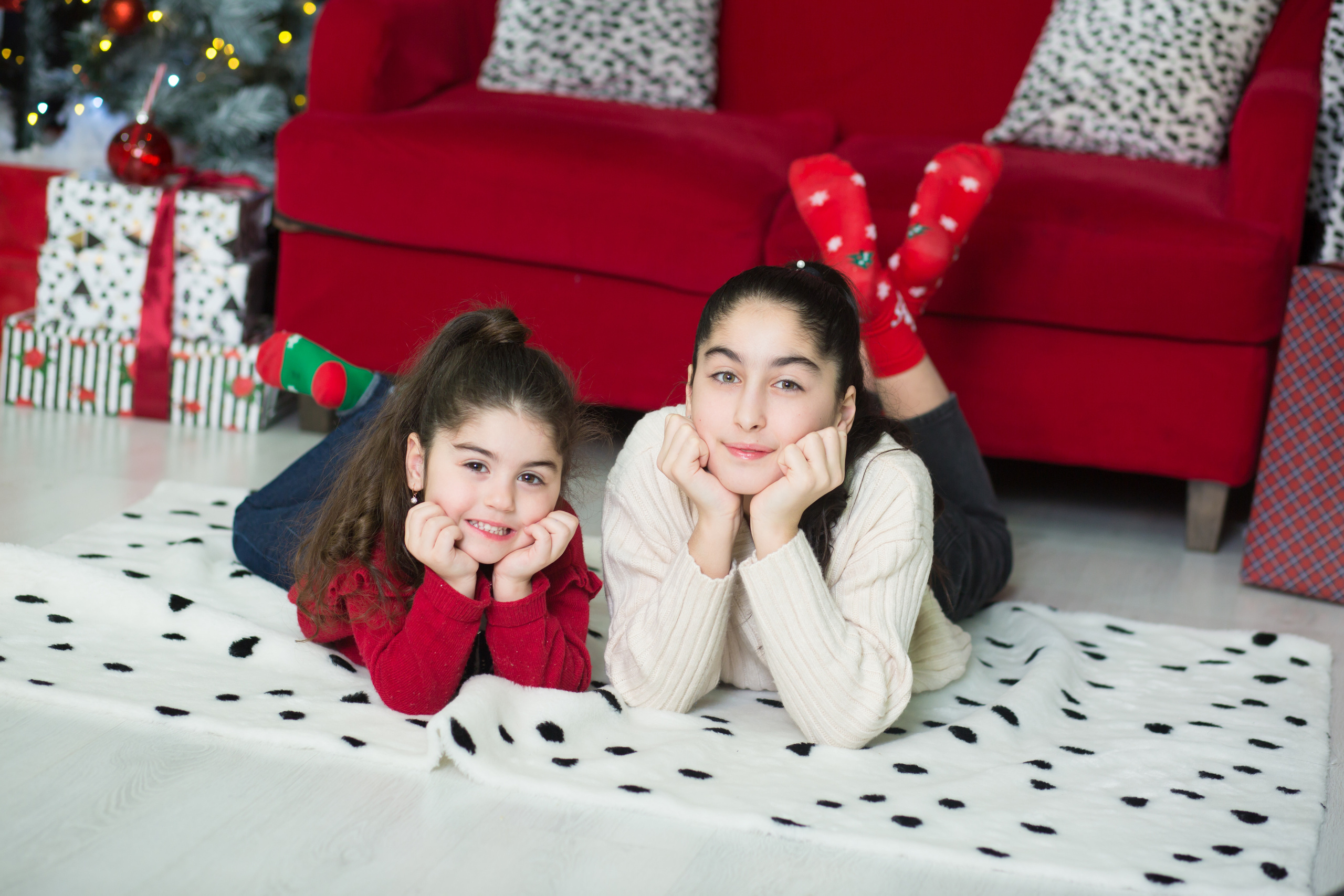 две сестры лежат довольные на полу 