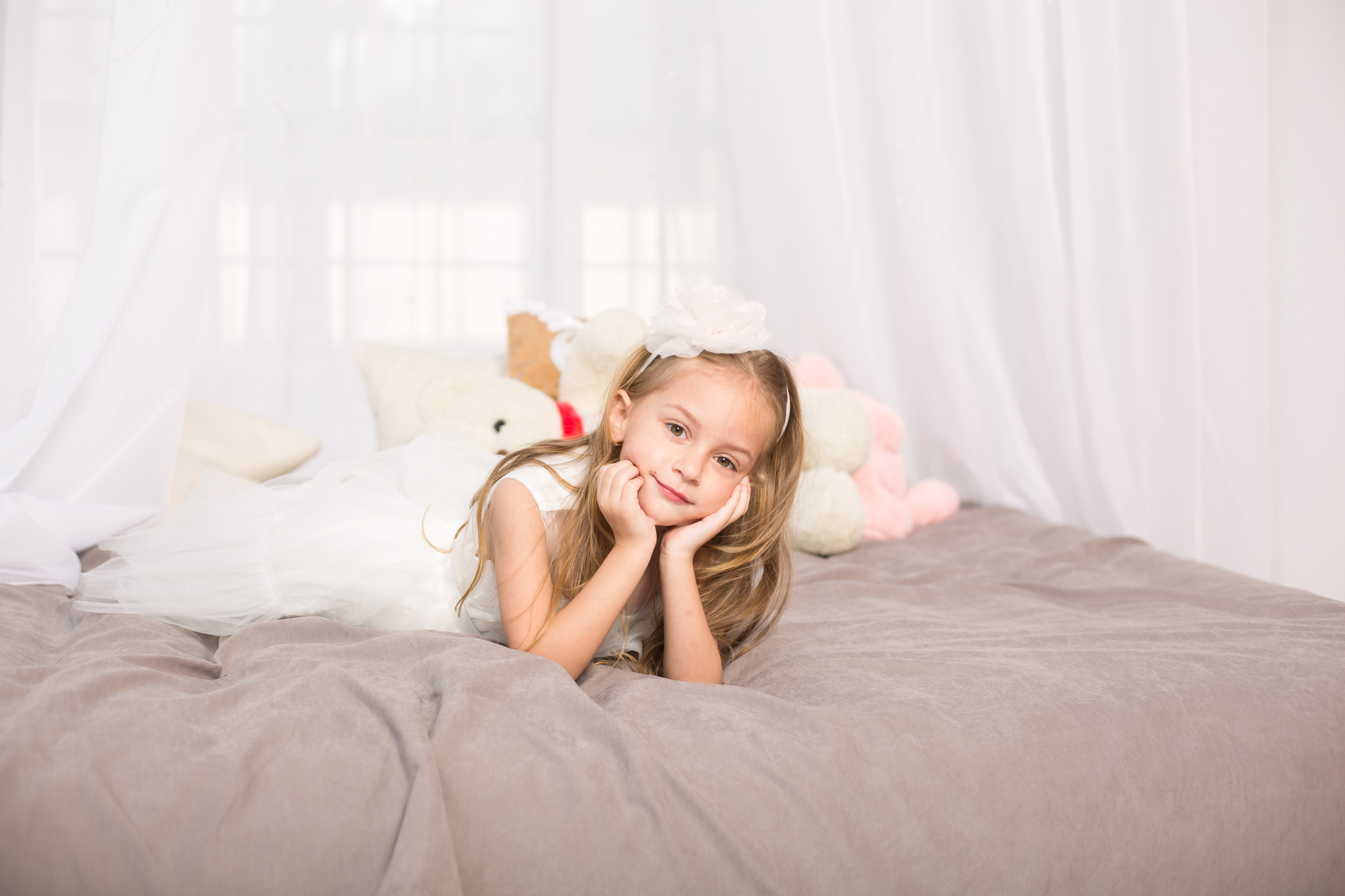 девочка лежит на кровати