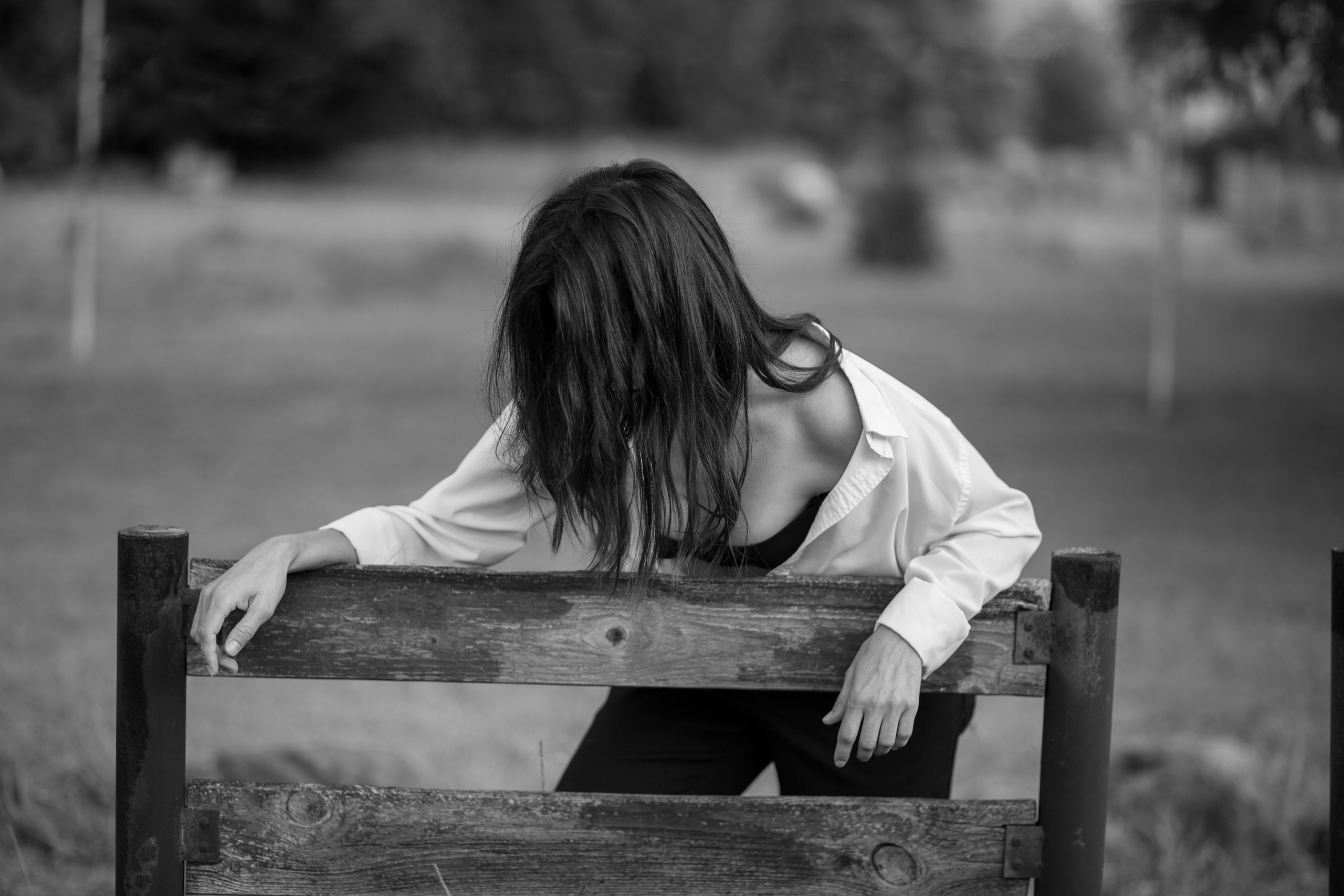 девушка стоит, опустив голову