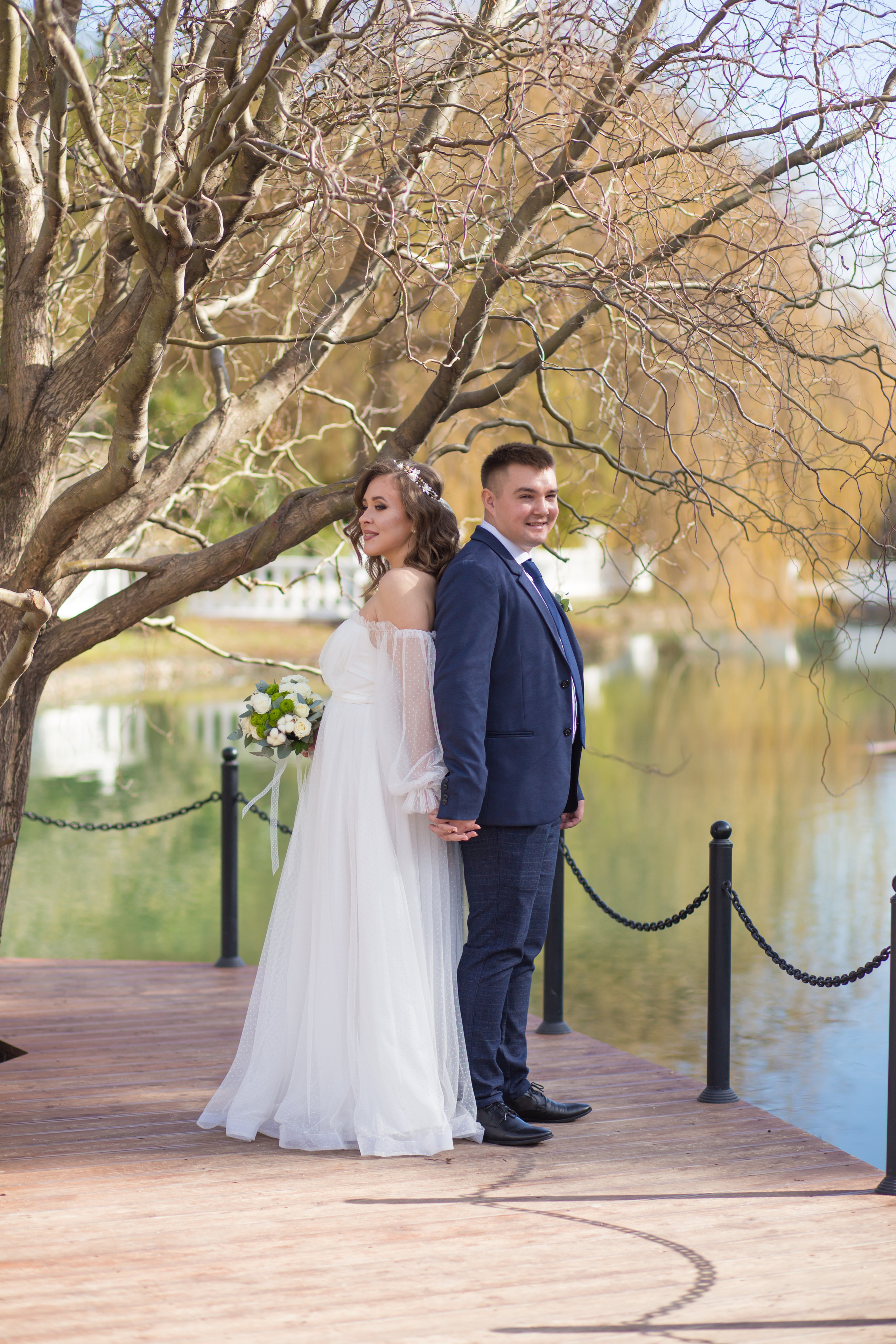 жених и невеста стоят спиной друг к другу