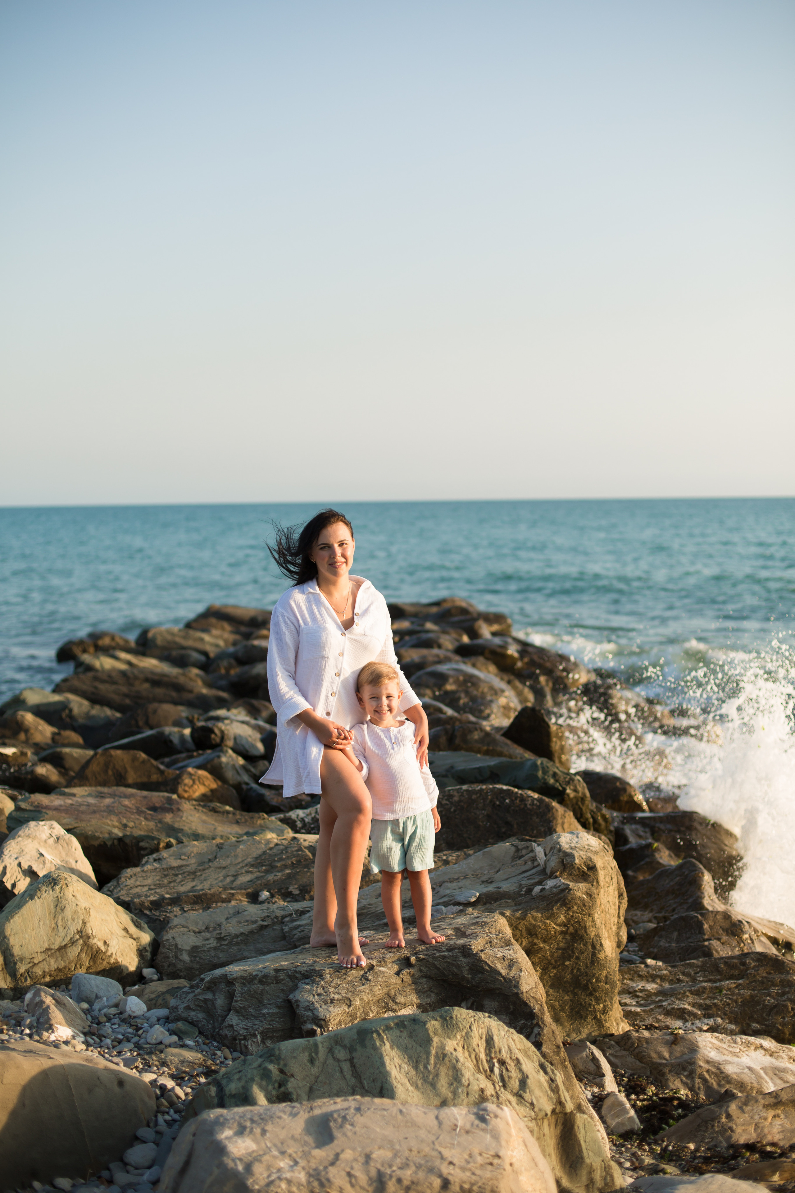 мальчик с мамой смотрят на волны