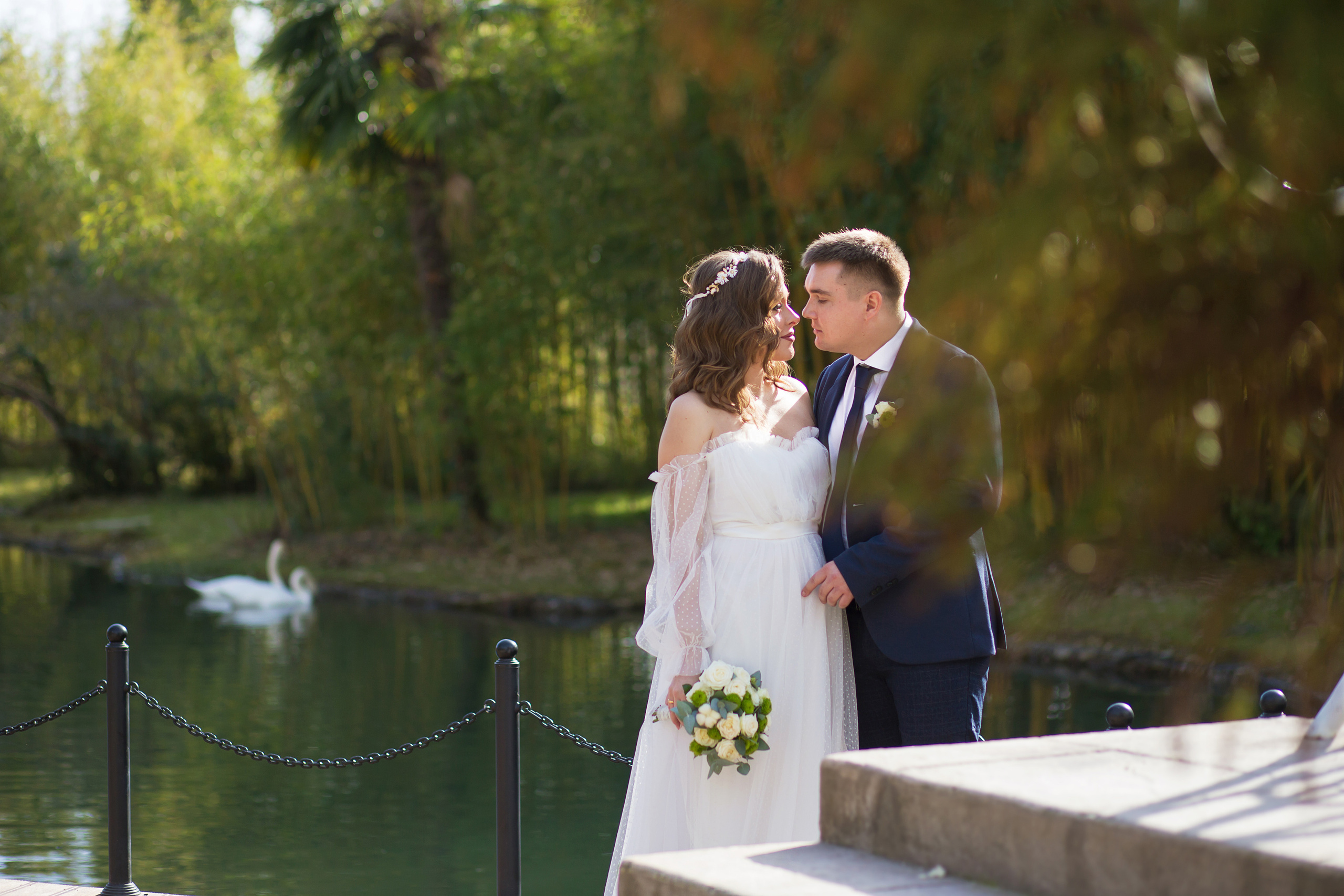 Свадебная фотосессия в парке. Фотограф в Сочи Красной поляне Абхазии Юлия Кормишенко