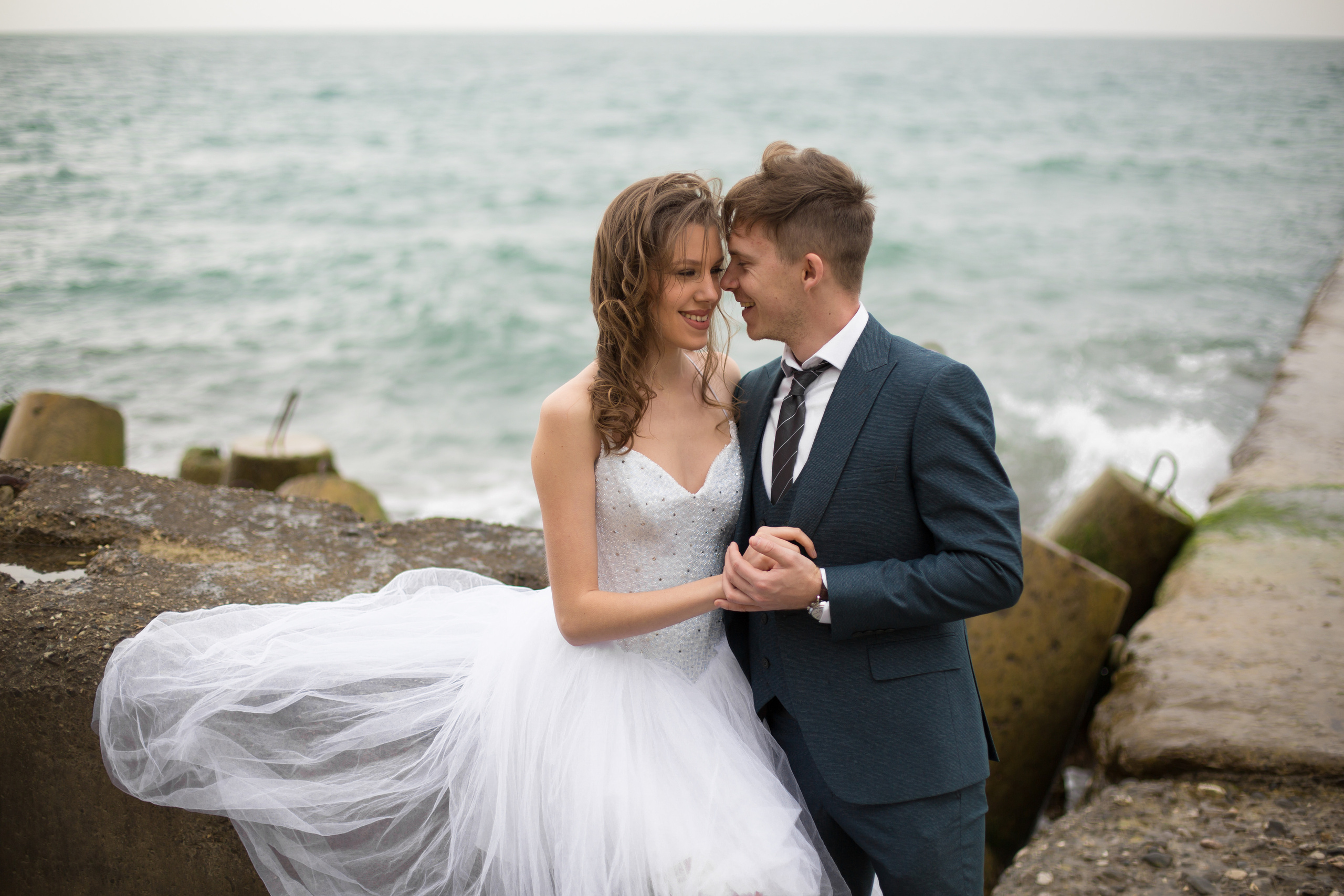 жених и невеста держатся за руки