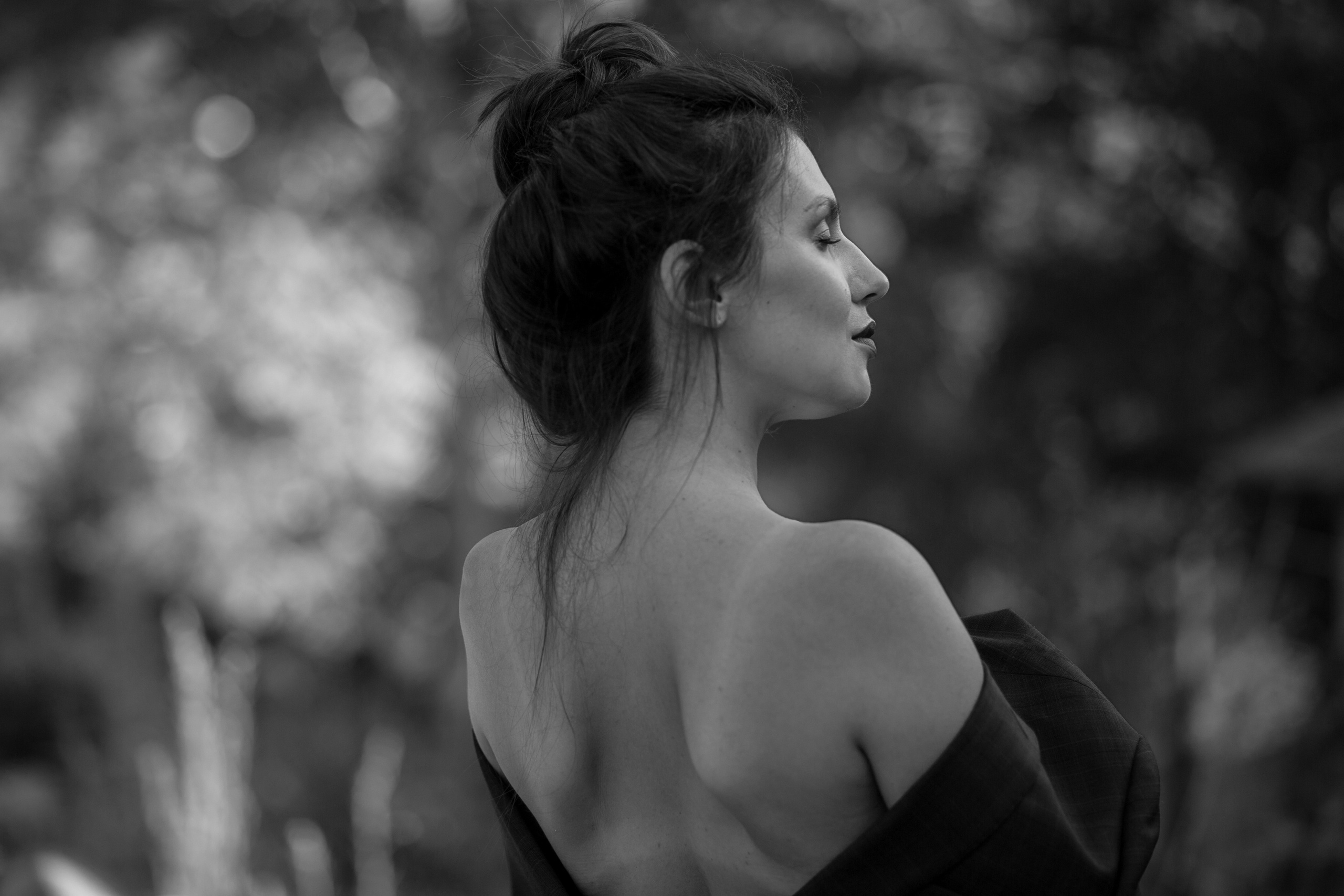 девушка с голыми плечами 