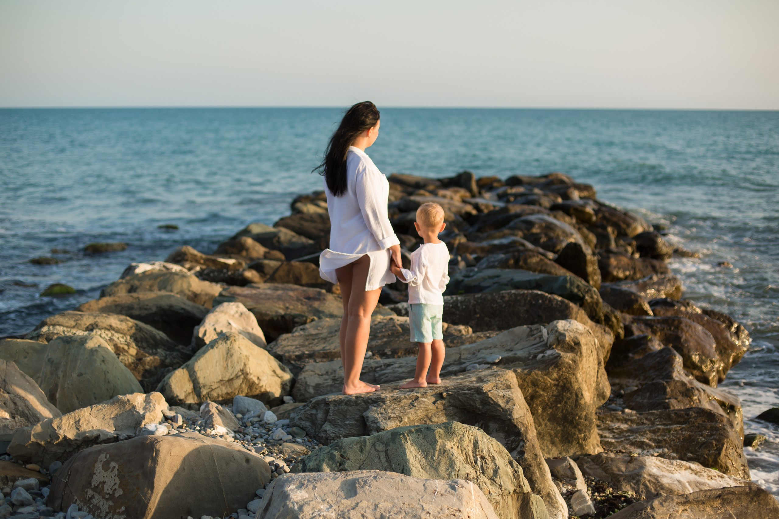 мамы и сын смотрят на море