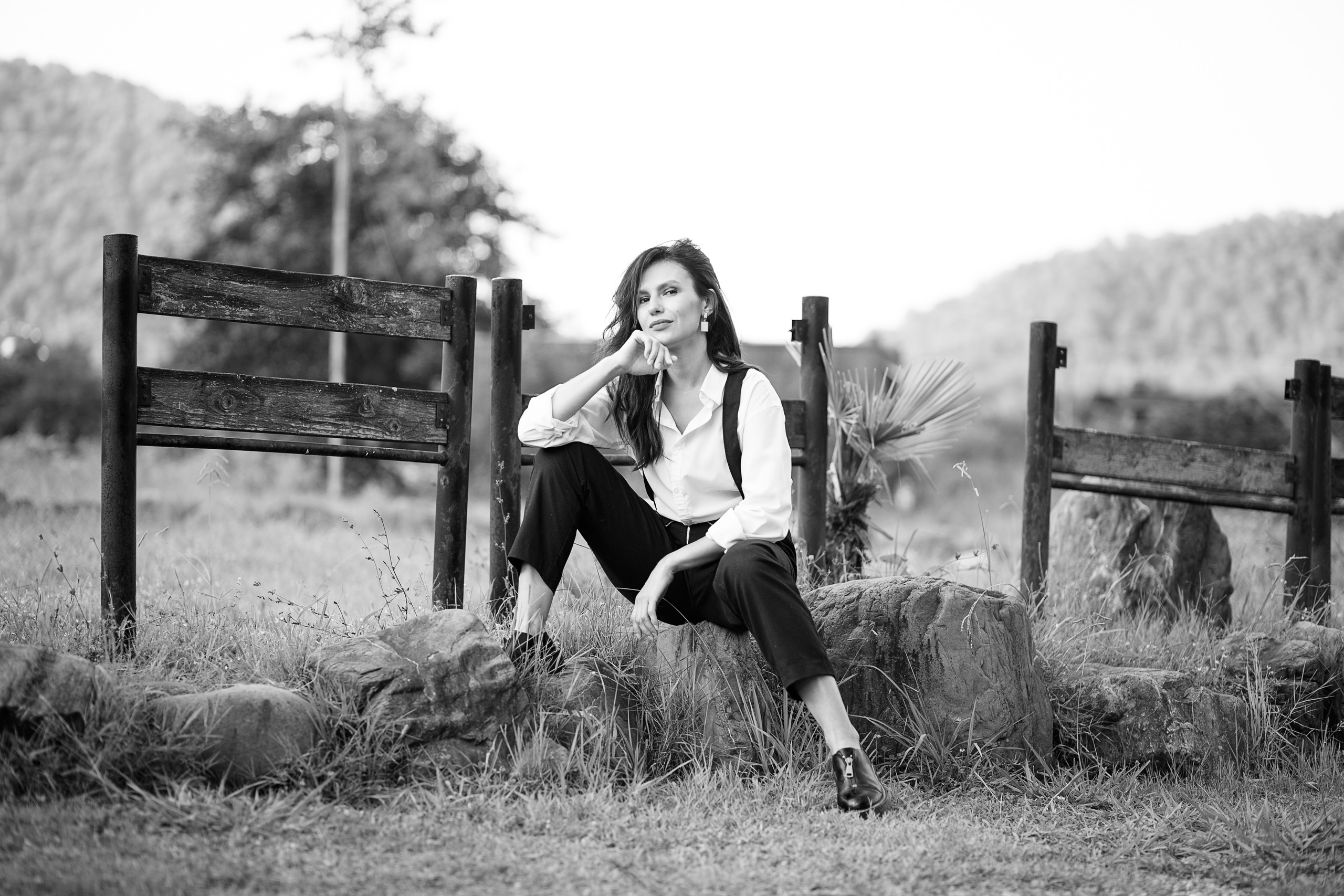 девушка сидит  в поле