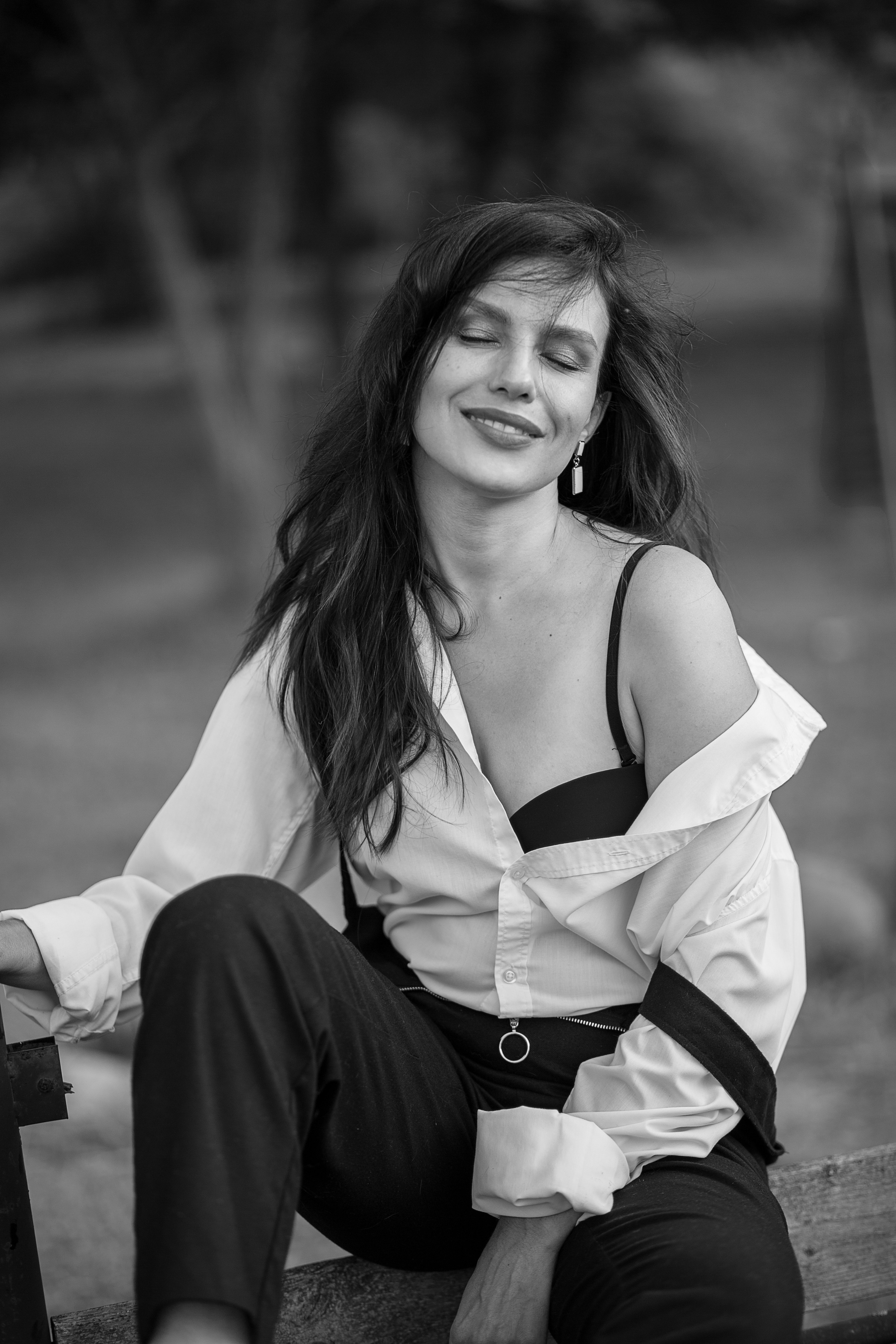 девушка в рубашке с открытым плечом