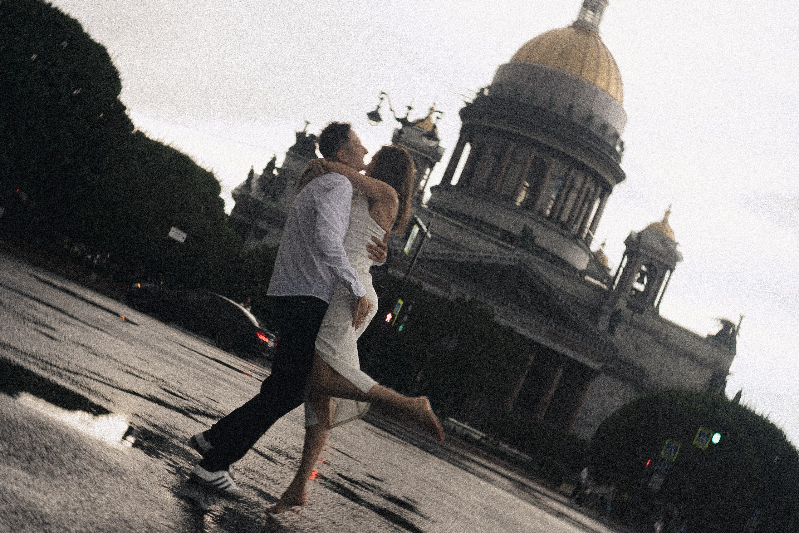 СВАДЕБНАЯ ФОТОСЕСИСИЯ В МЕТРО И ВОЗЛЕ ИСАКИЕВСКОГО СОБОРА В ДОЖДЬ. Профессиональный фотограф, Санкт-Петербург — Виктория Богомолова
