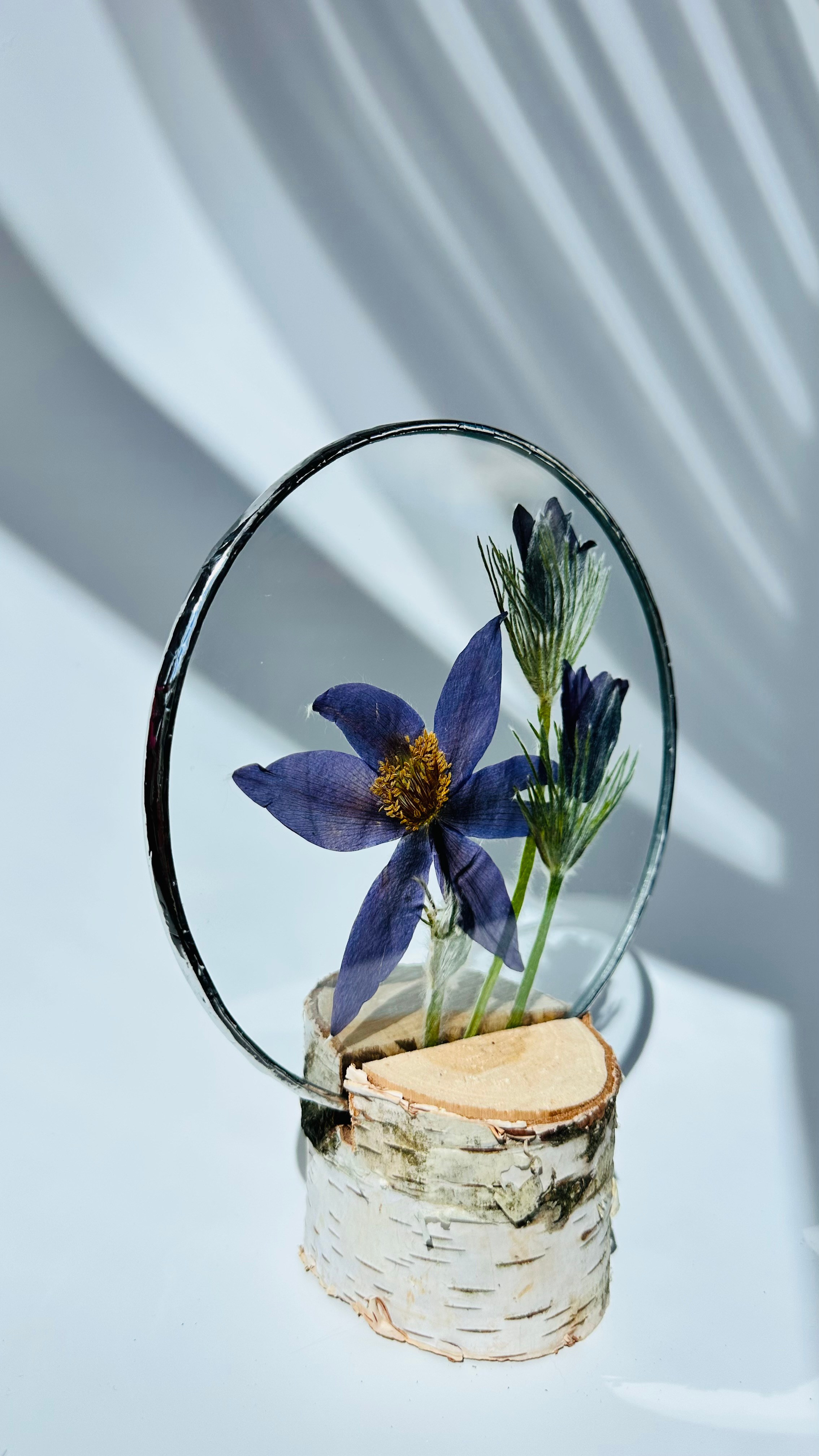 Засушенные цветы в раме витраж техника тиффани. Гербарий в стекле, интерьерные панно, витражи с сухоцветами в технике тиффани