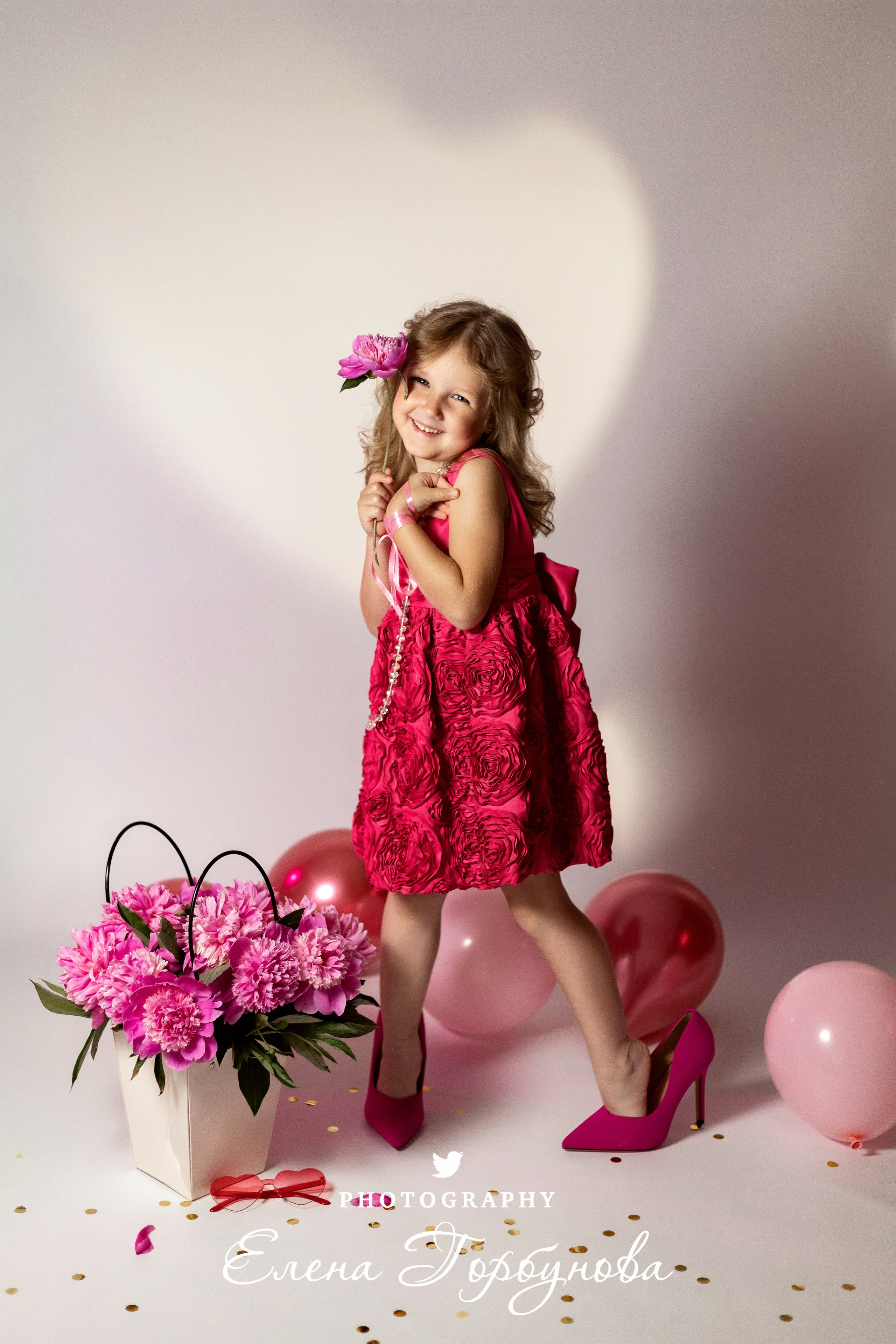 модница с пионами в розовом платье и маминых розовых туфлях на фотосессии