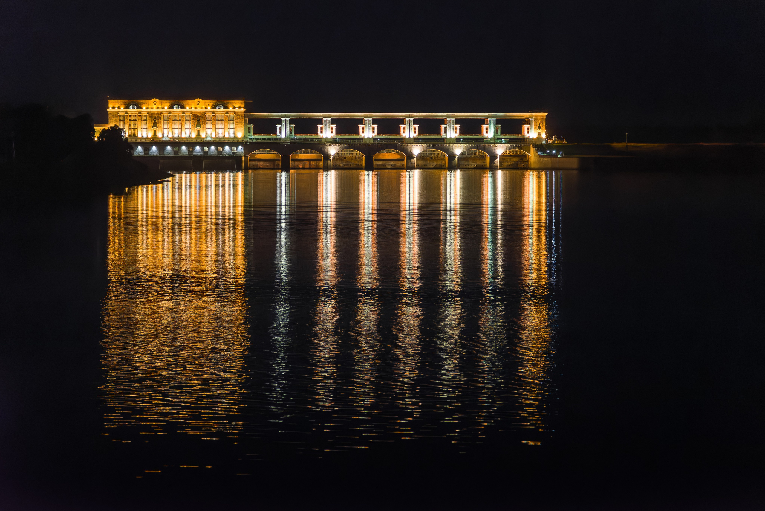 Плотина Угличской ГЭС вечером.