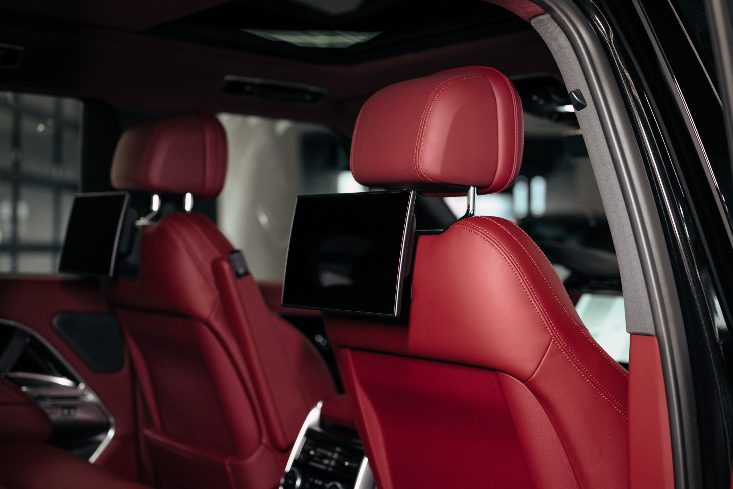 Range Rover black on red. DeLorein