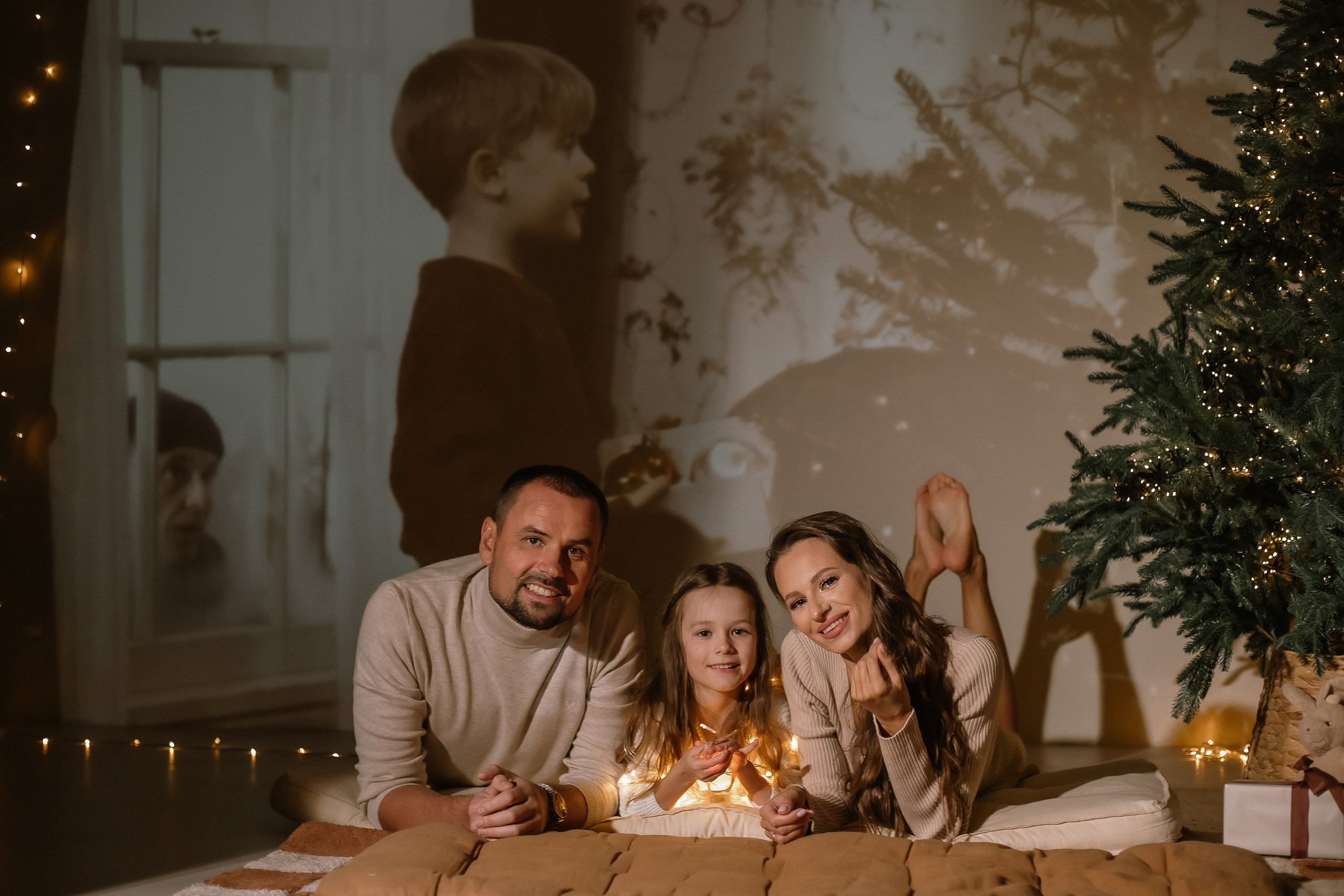 Семейная серия Анастасии вечером в студии, с проектором. Фотограф Екатеринубрг/Верхняя Пышма